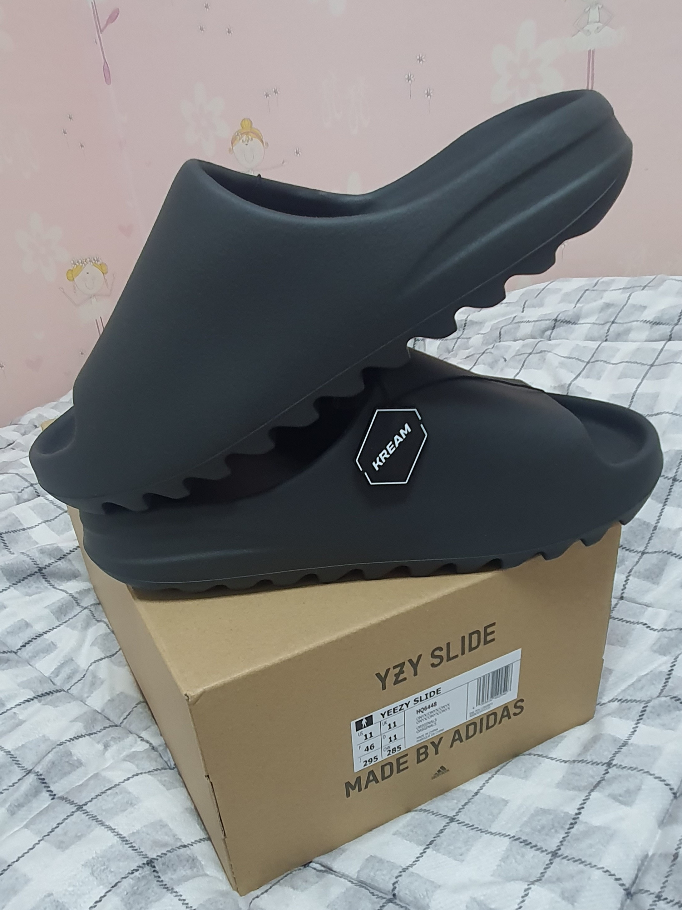 Adidas Yeezy Slide Onyx 착용 스타일 - 1