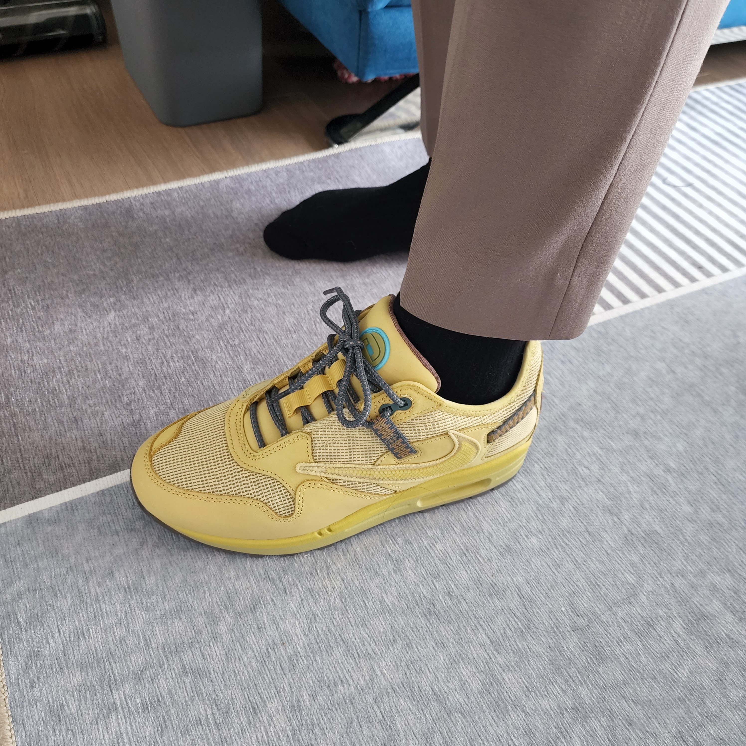 Nike x Travis Scott Air Max 1 Cact.us Gold 착용 스타일 - 3