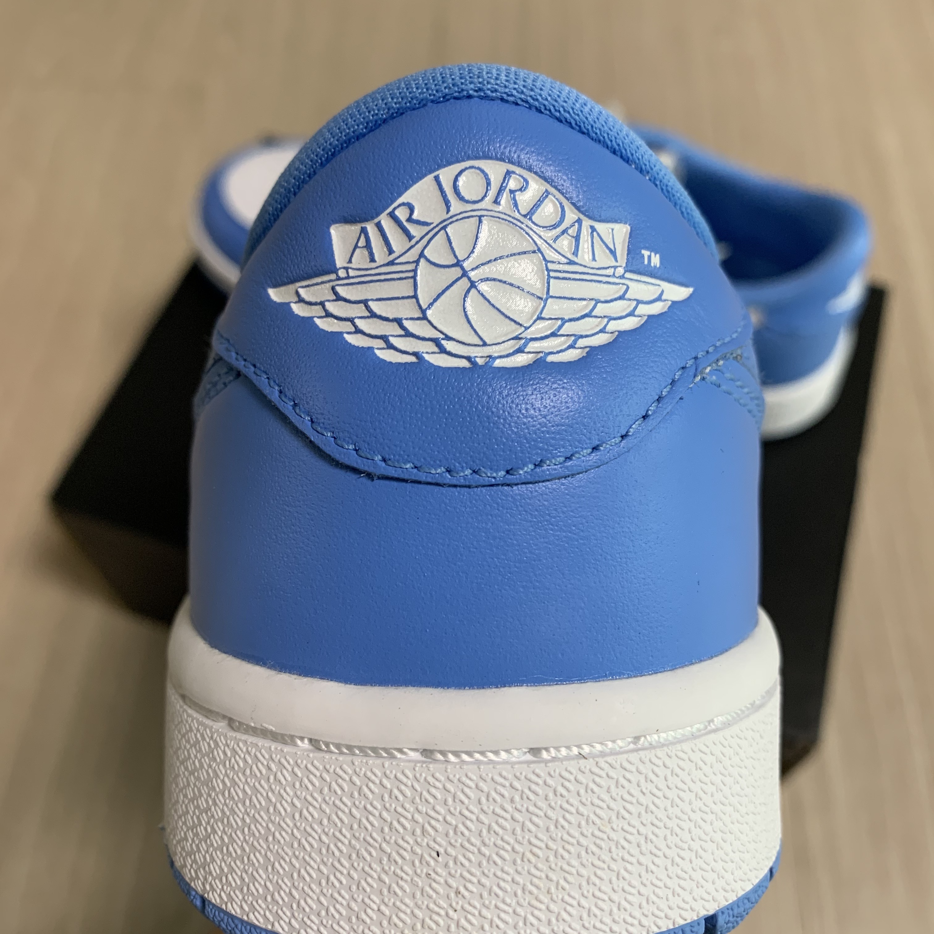 Jordan 1 Low Golf White and University Blue 착용 스타일 - 3