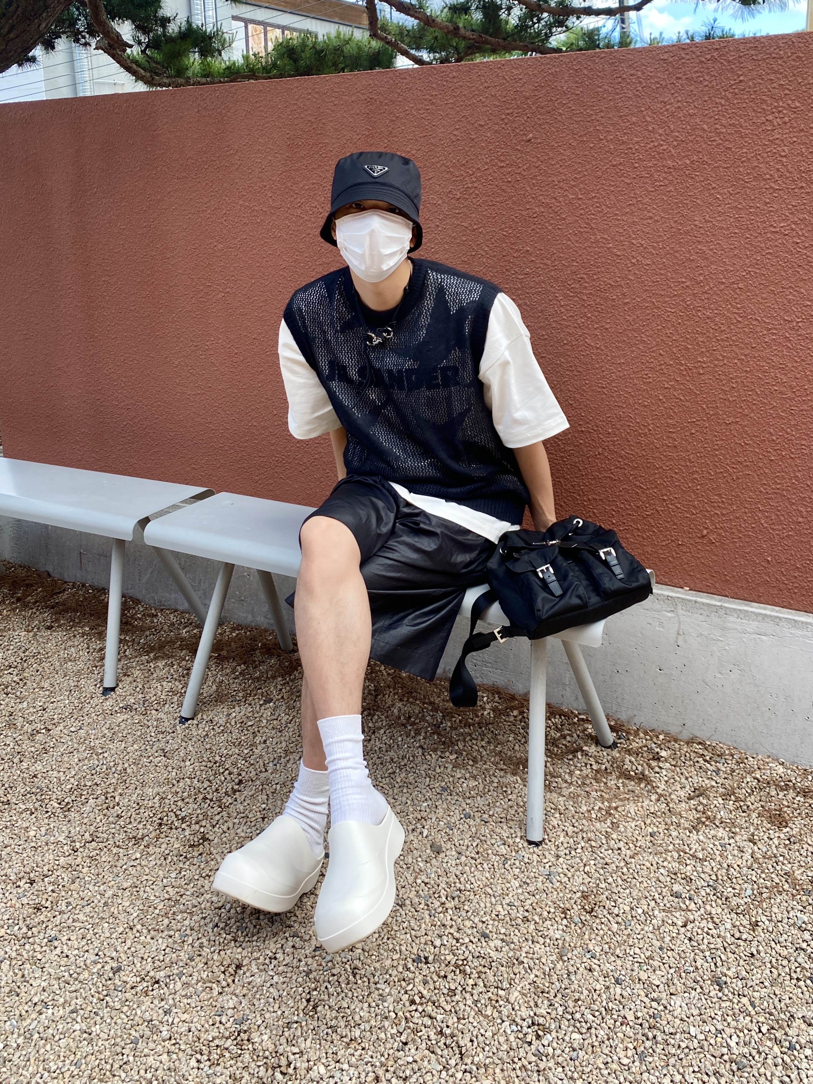 Prada Re-Nylon Bucket Hat Black, Prada Nylon Backpack Black 착용 스타일 - 1
