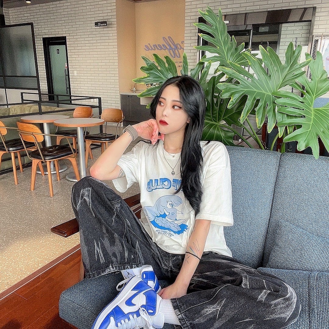(W) Jordan 1 Mid White Hyper Royal 착용 스타일 - 3