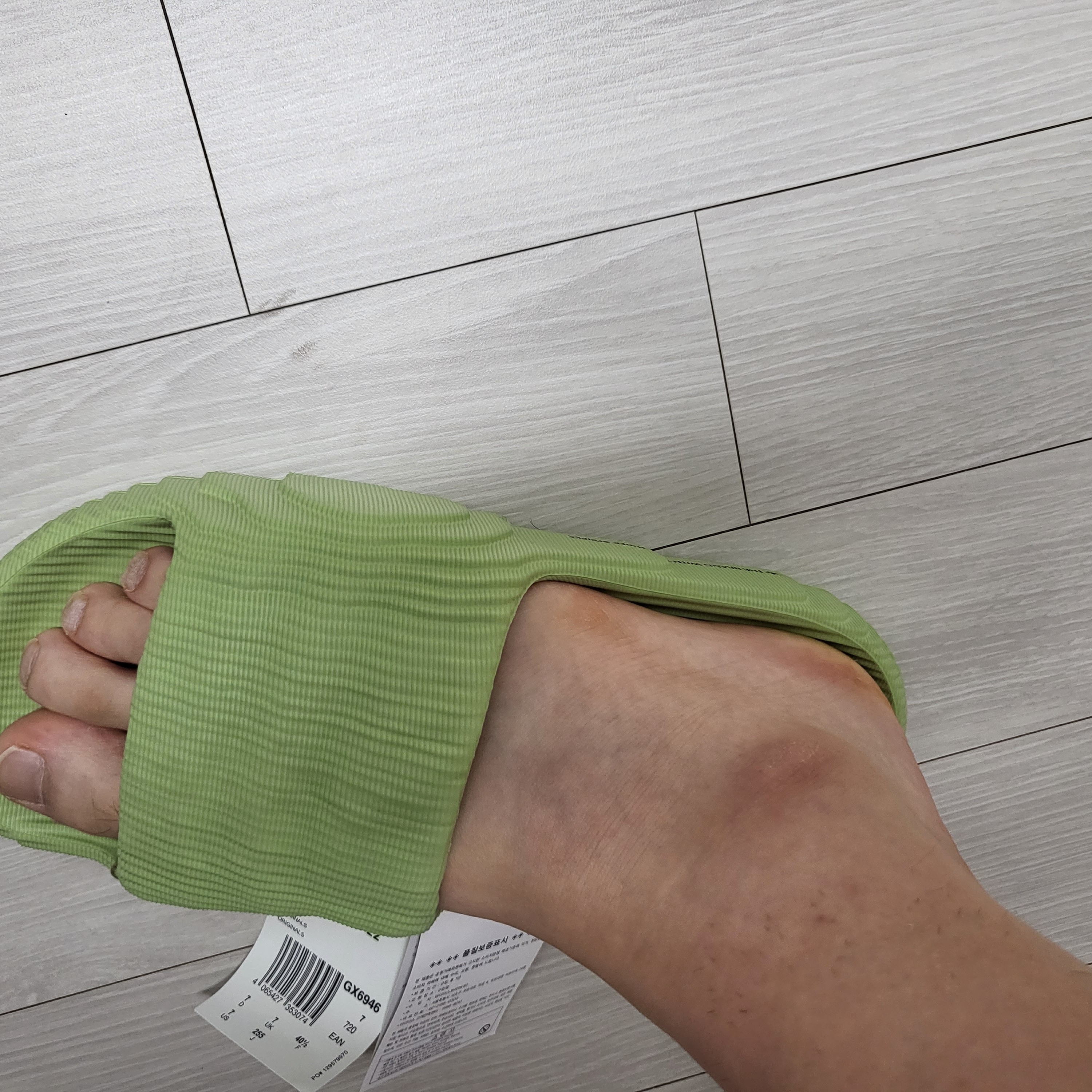Adidas Adilette 22 Magic Lime, Adidas Yeezy Slide Glow Green 2022/2023 착용 스타일 - 1