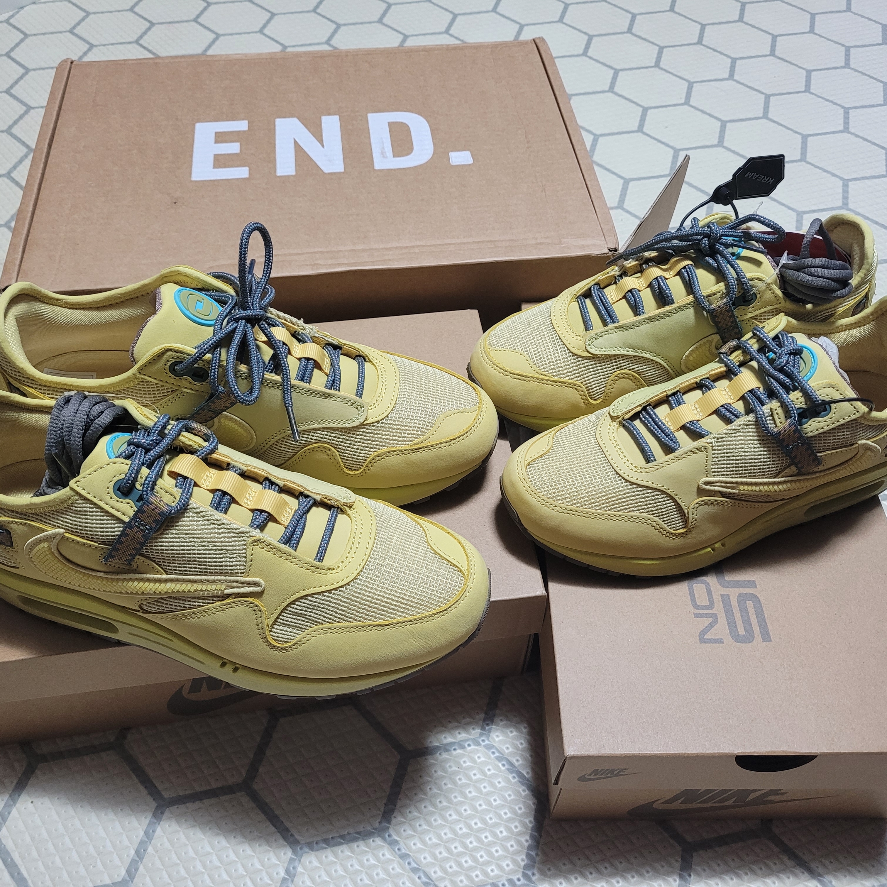 Nike x Travis Scott Air Max 1 Cact.us Gold 착용 스타일