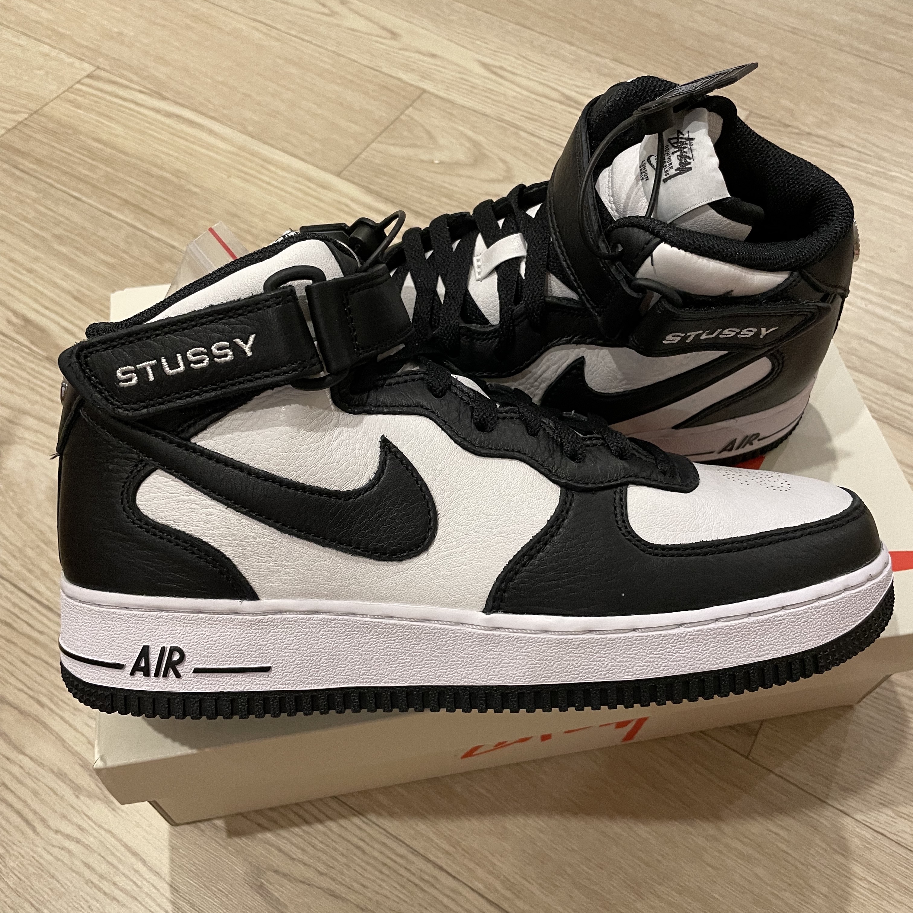 Nike x Stussy Air Force 1 '07 Mid SP Black and Light Bone, Jordan 1 Retro High OG CO.JP Midnight Navy 착용 스타일 - 3