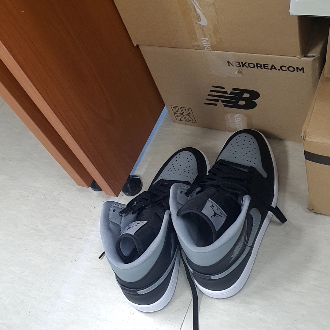 (W) Jordan 1 Mid Black Particle Grey 착용 스타일 - 1