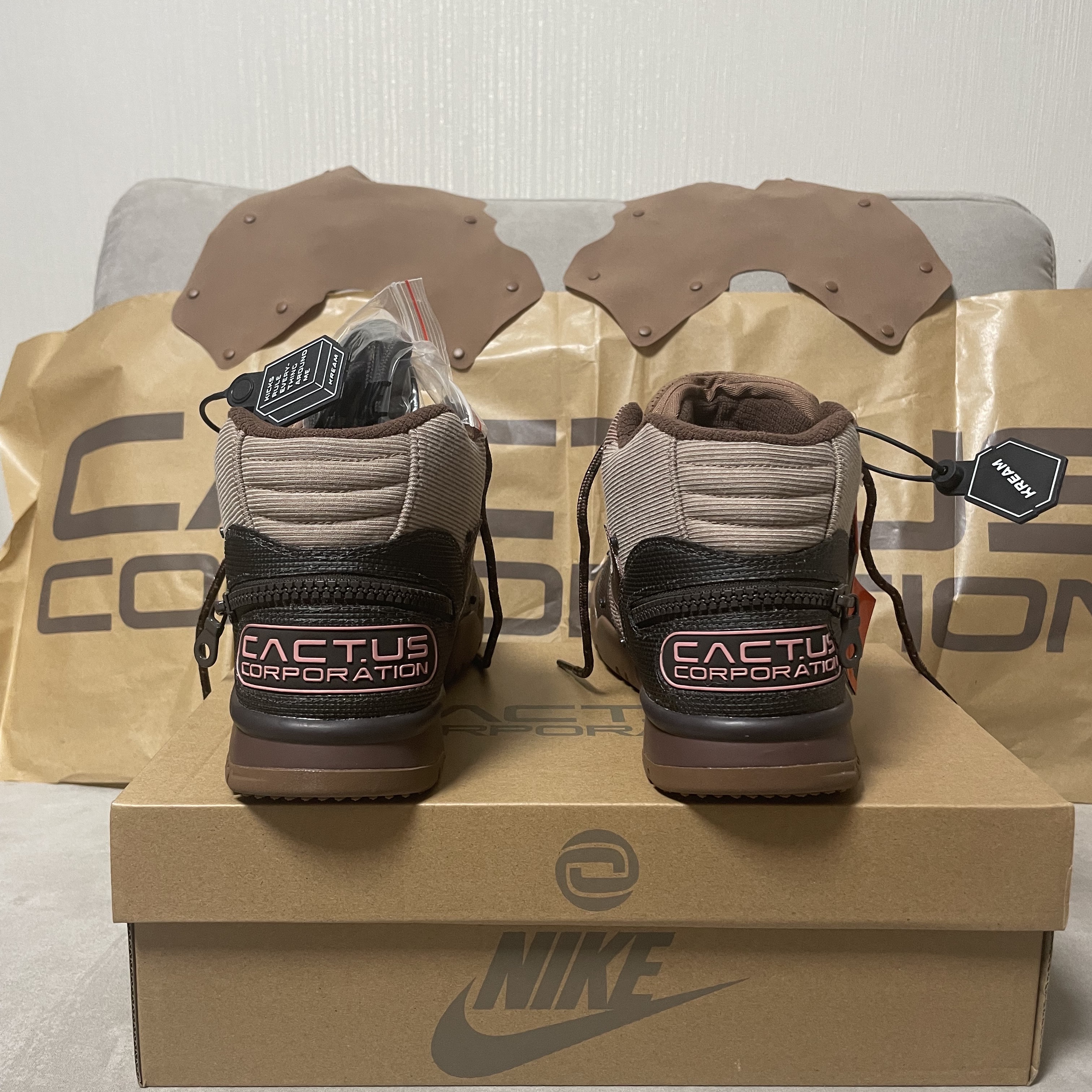 Nike x Travis Scott Air Trainer 1 Archaeo Brown and Rust Pink, Nike x Travis Scott Nike Air Trainer 1 Grey Haze and Dusty Sage 착용 스타일 - 3