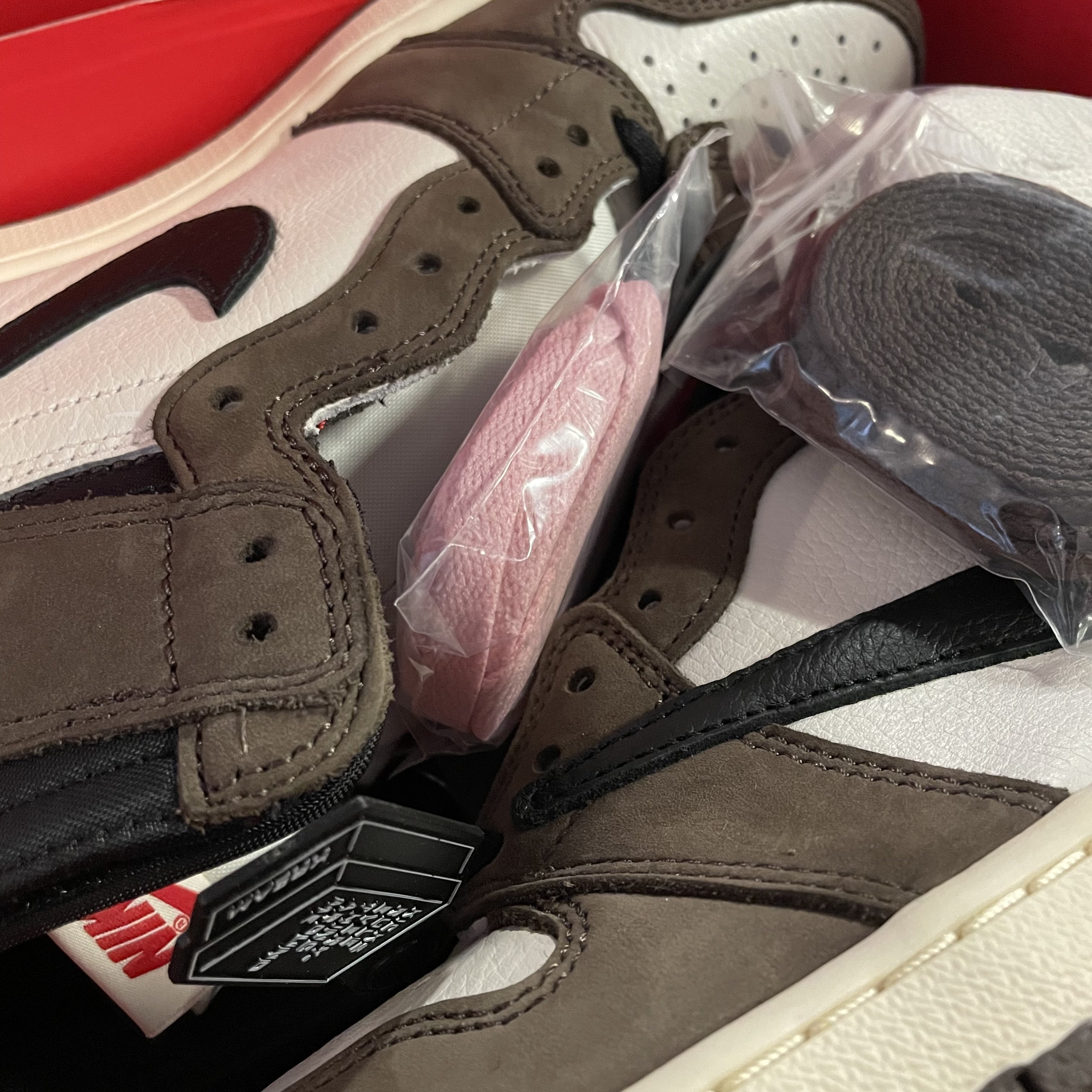 Jordan 1 x Travis Scott Retro High OG SP Mocha 착용 스타일 - 2
