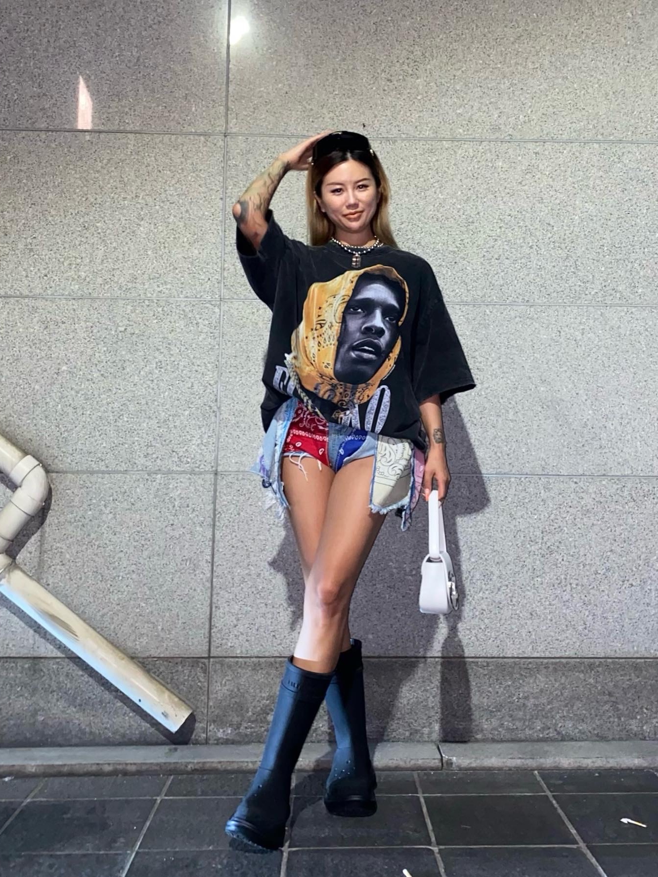 (W) Balenciaga x Crocs Rubber Boot Black 착용 스타일 - 1