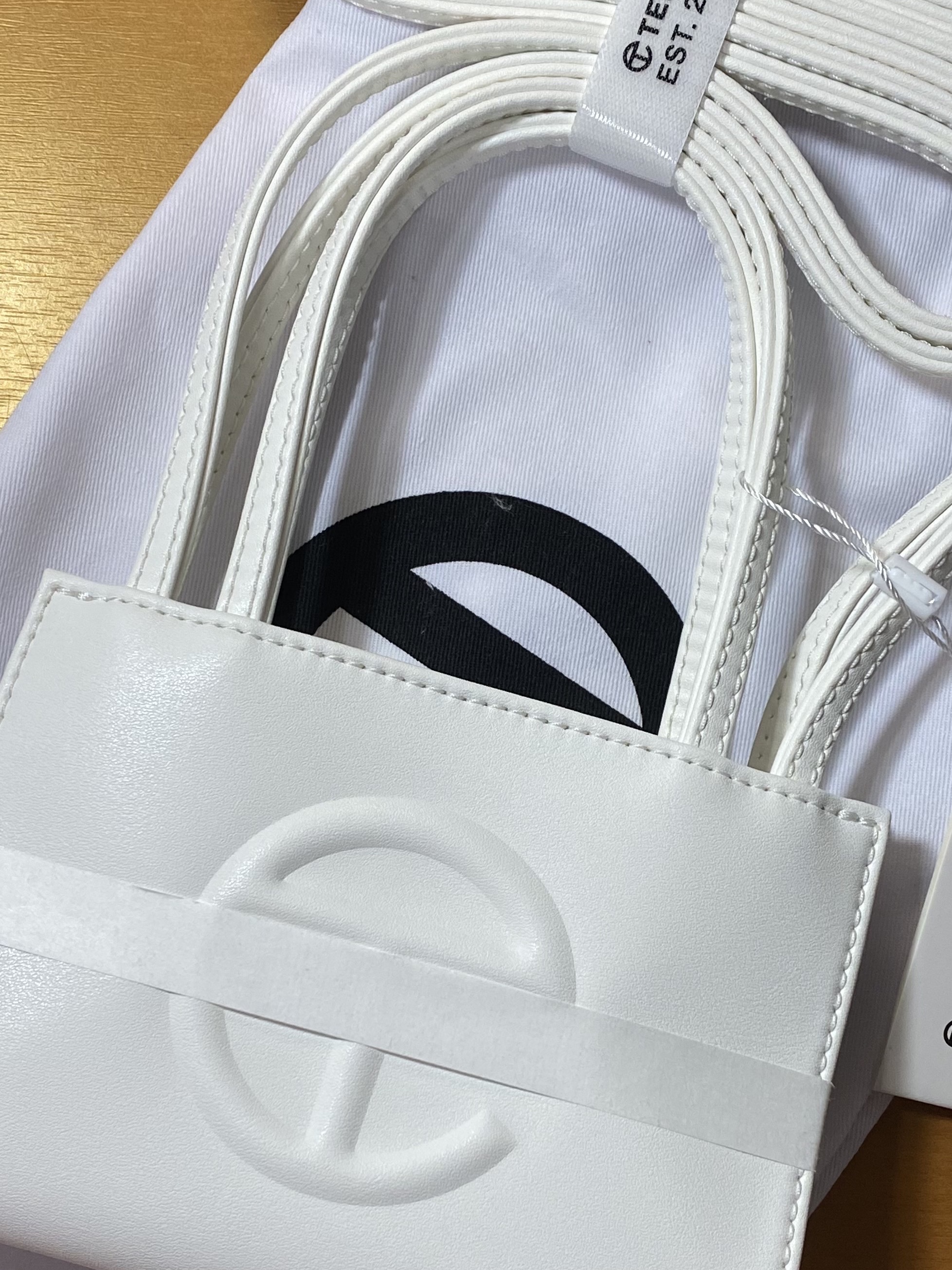 Telfar Small Shopping Bag White 착용 스타일