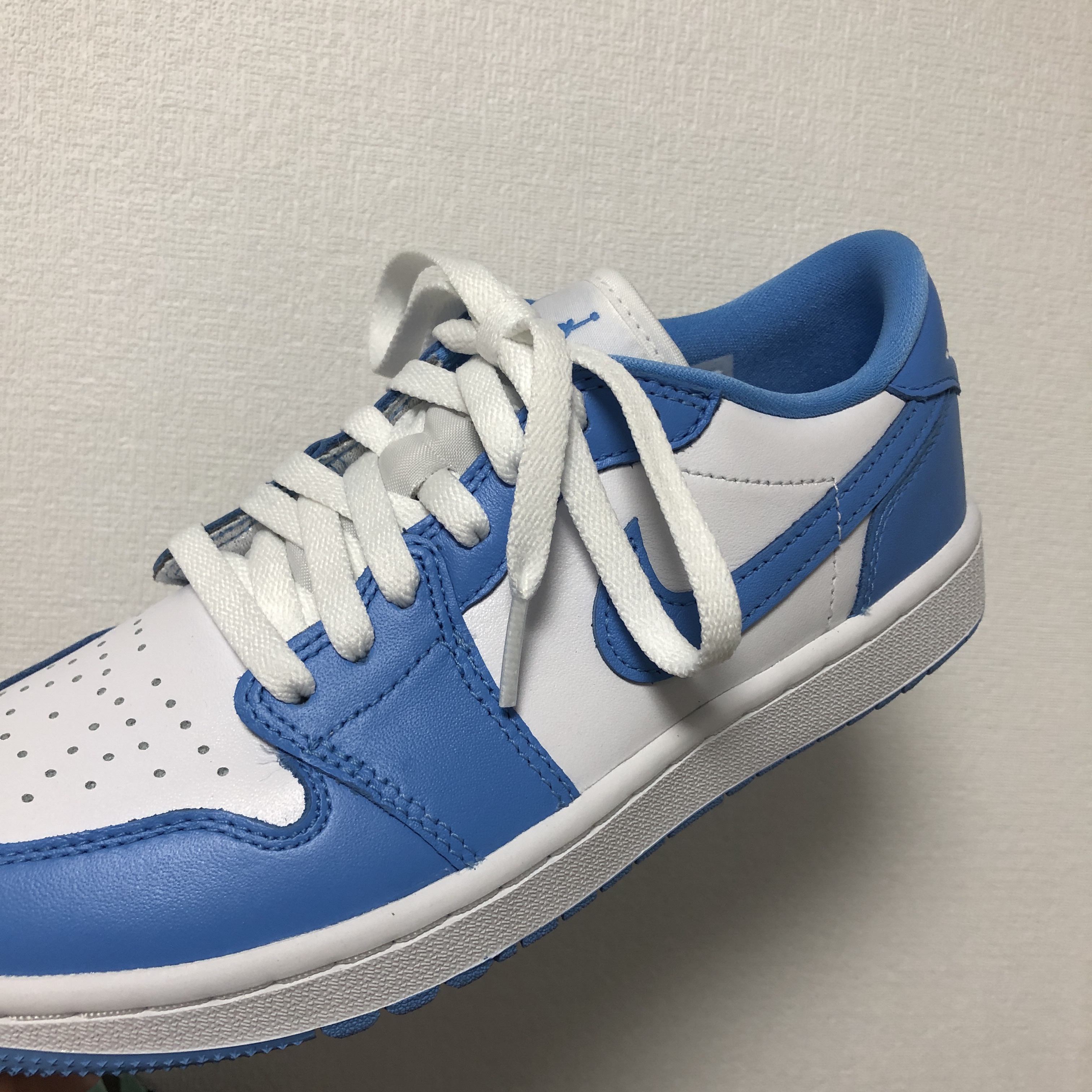 Jordan 1 Low Golf White and University Blue 착용 스타일 - 1