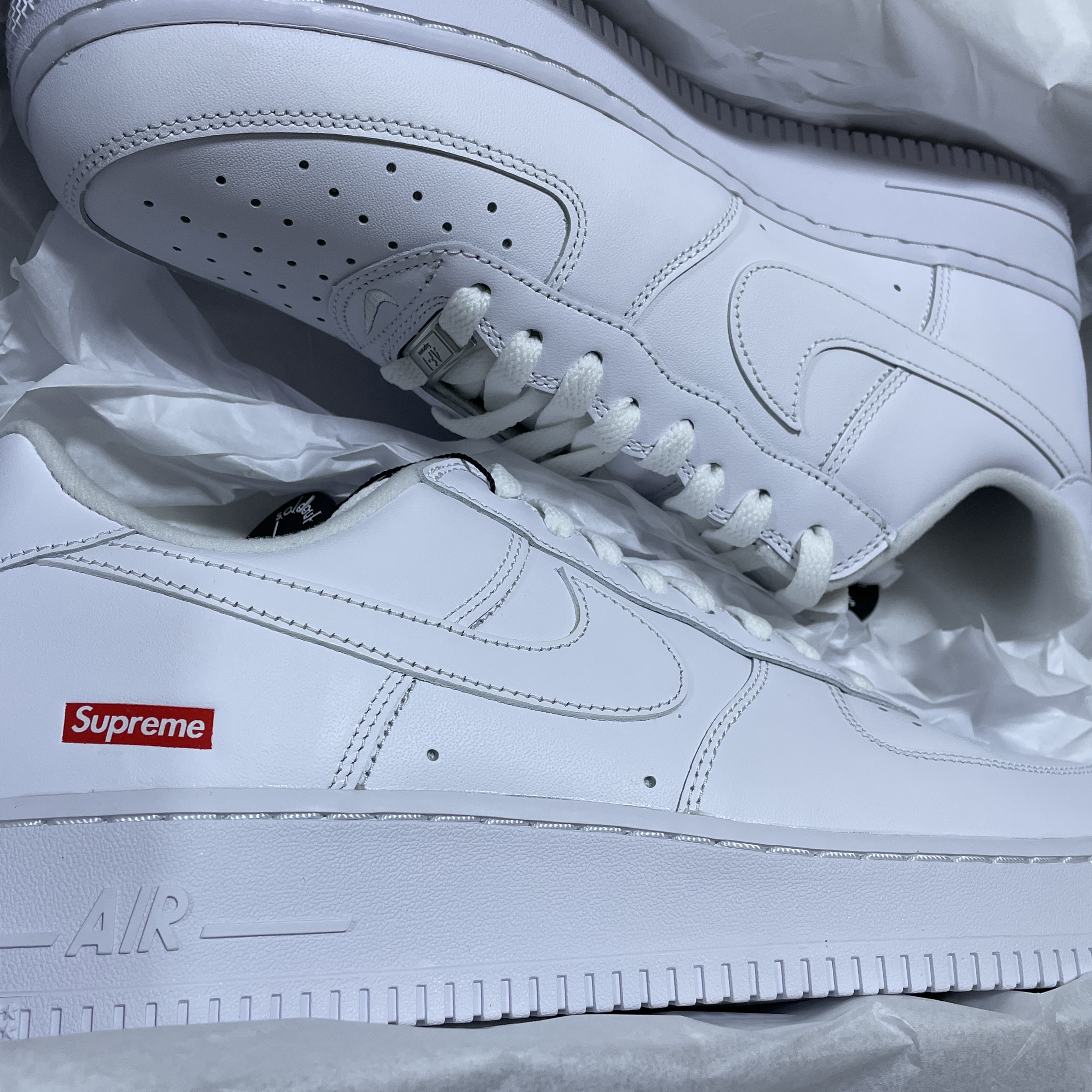 Nike x Supreme Air Force 1 Low White 착용 스타일 - 2