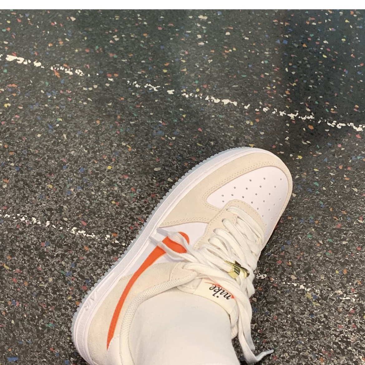 (W) Nike Air Force 1 '07 SE First Use Orange Sail 착용 스타일