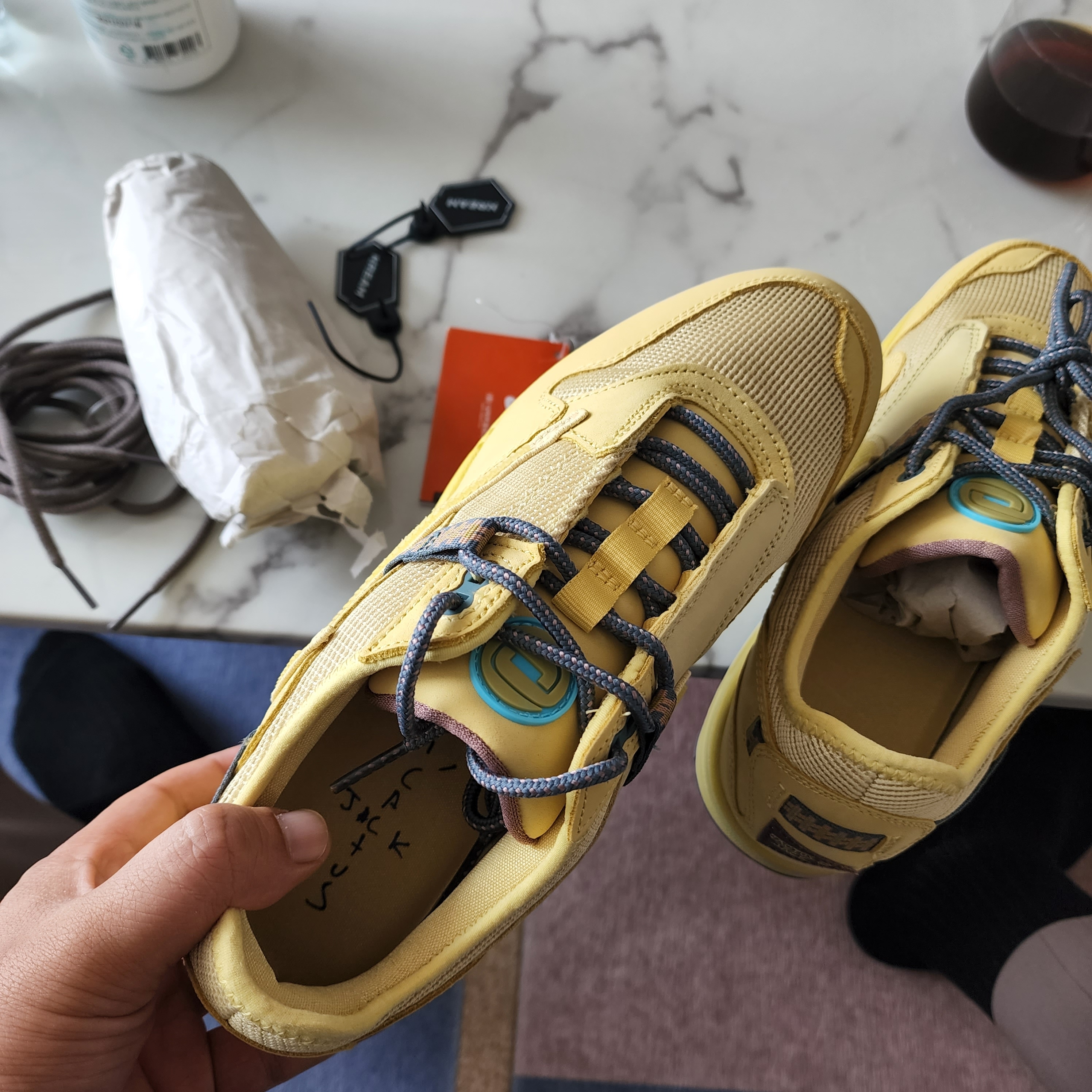 Nike x Travis Scott Air Max 1 Cact.us Gold 착용 스타일 - 1