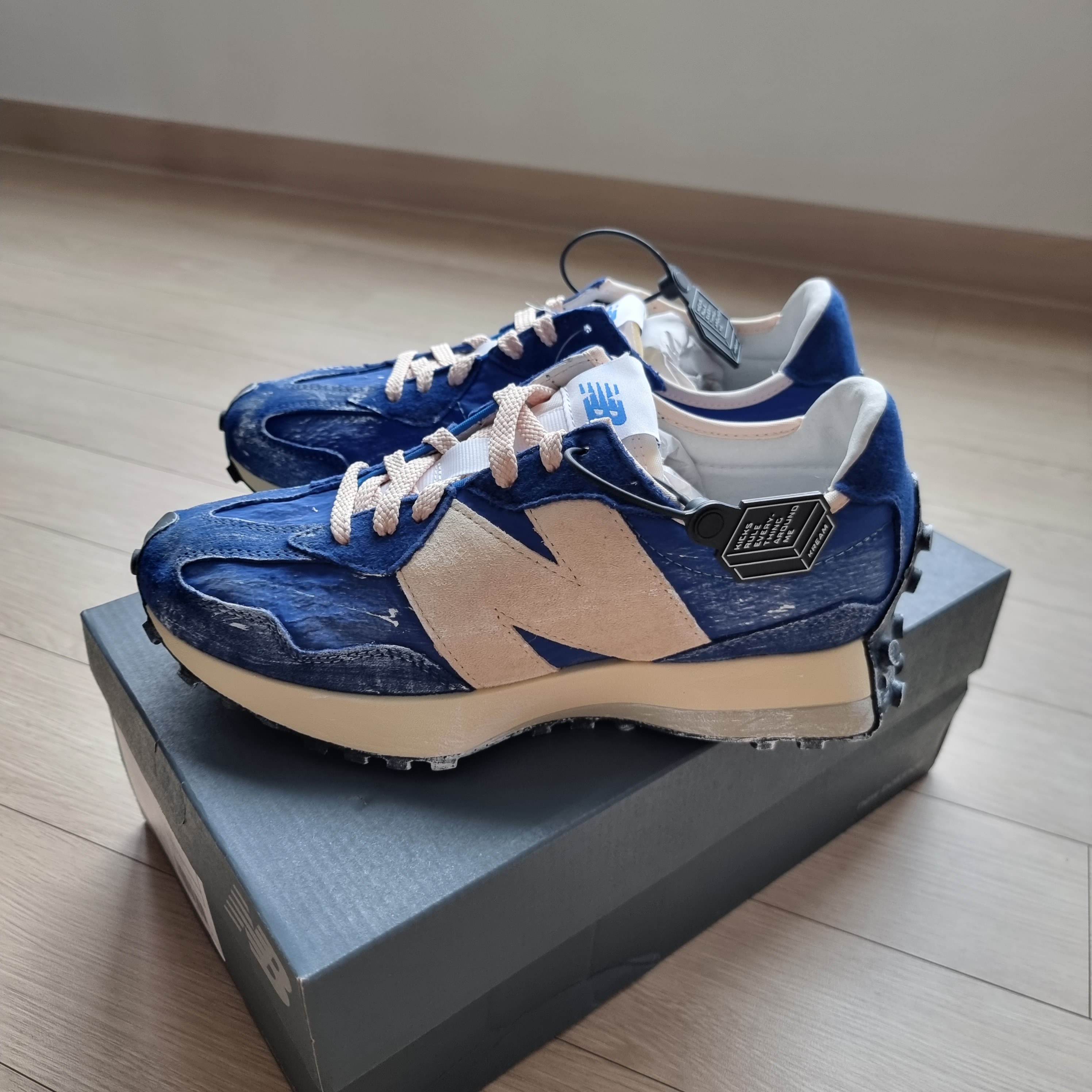 New Balance 327 Vintage Luxe Blue 착용 스타일 - 3