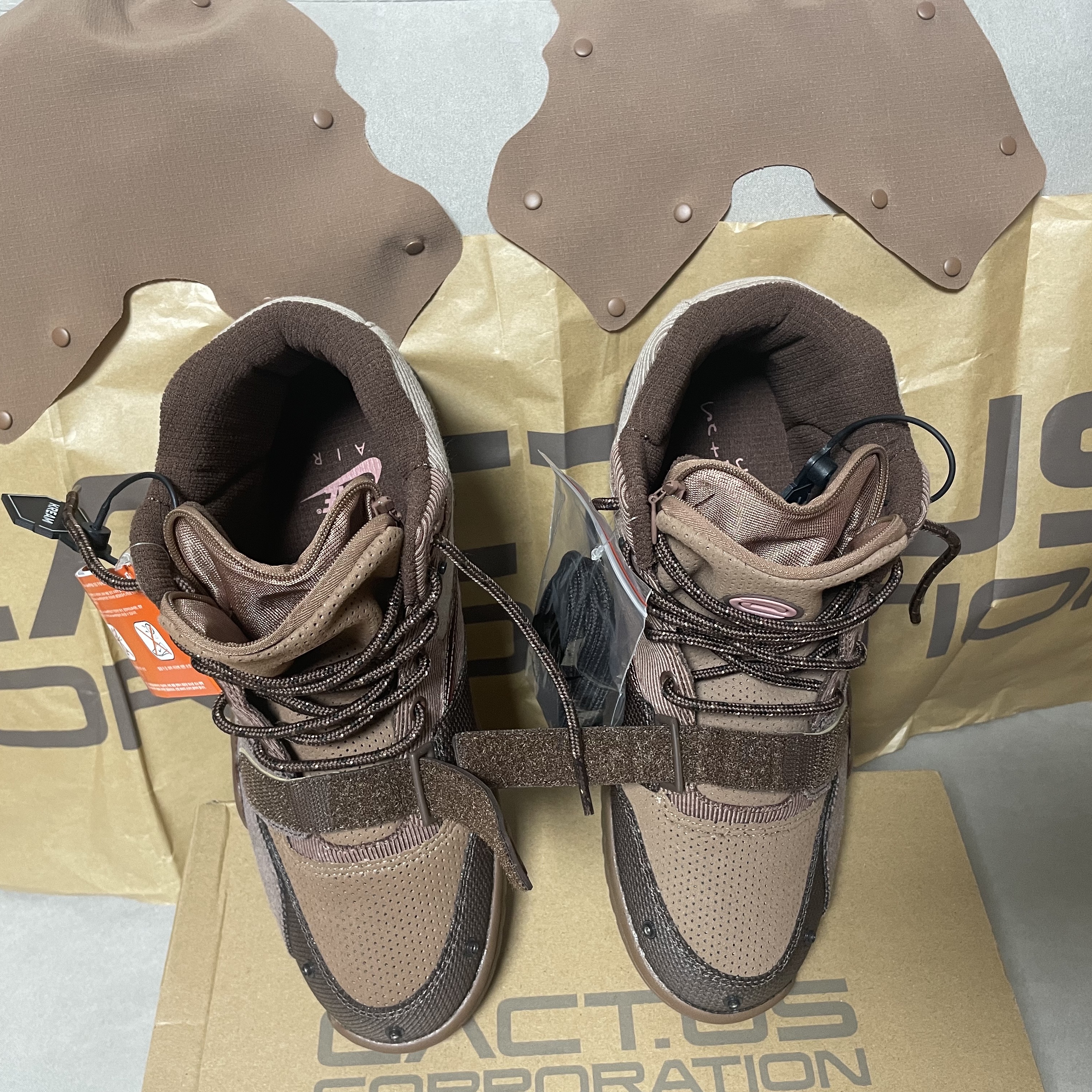 Nike x Travis Scott Air Trainer 1 Archaeo Brown and Rust Pink, Nike x Travis Scott Nike Air Trainer 1 Grey Haze and Dusty Sage 착용 스타일 - 1
