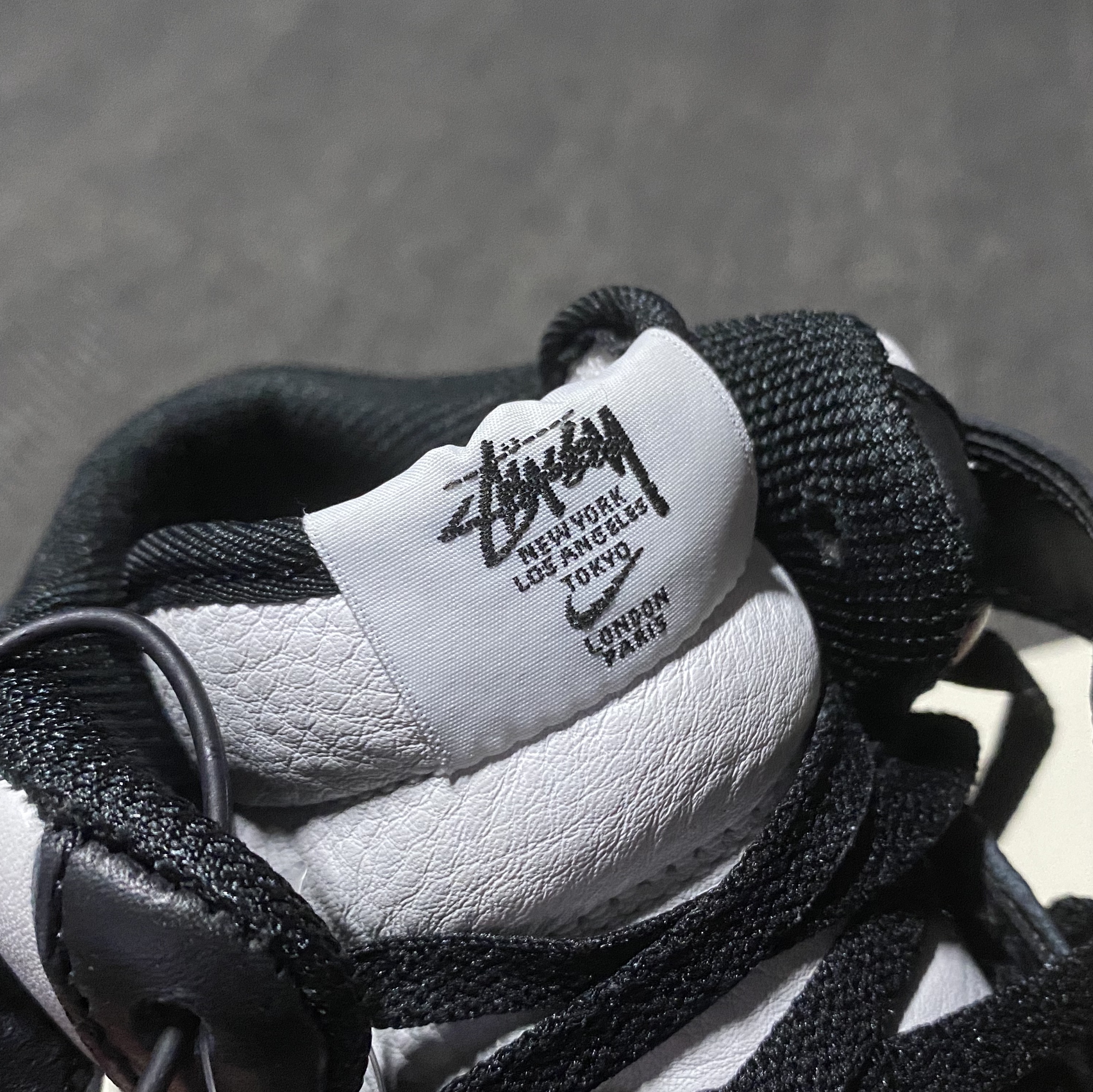 Nike x Stussy Air Force 1 '07 Mid SP Black and Light Bone 착용 스타일 - 4