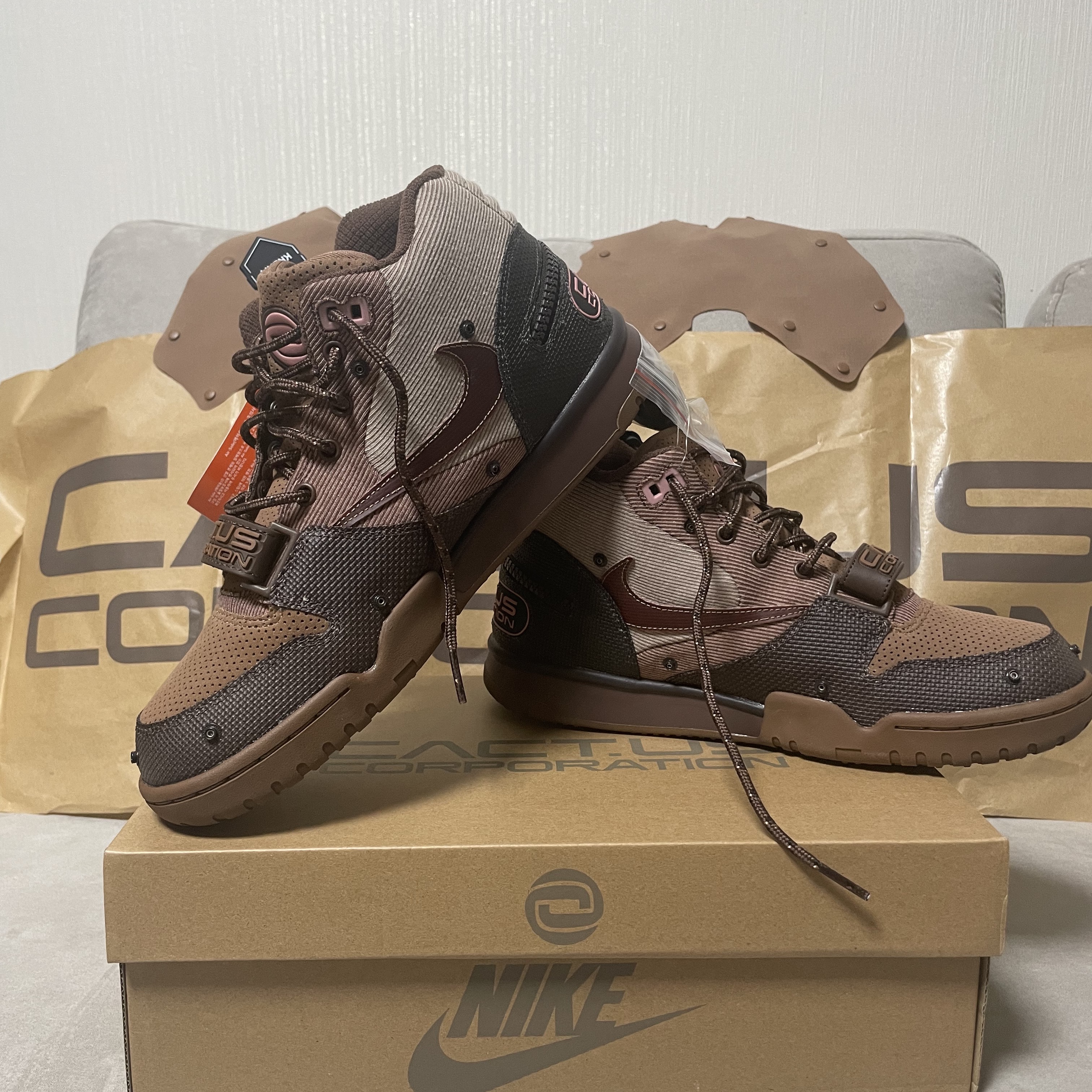 Nike x Travis Scott Air Trainer 1 Archaeo Brown and Rust Pink, Nike x Travis Scott Nike Air Trainer 1 Grey Haze and Dusty Sage 착용 스타일 - 2