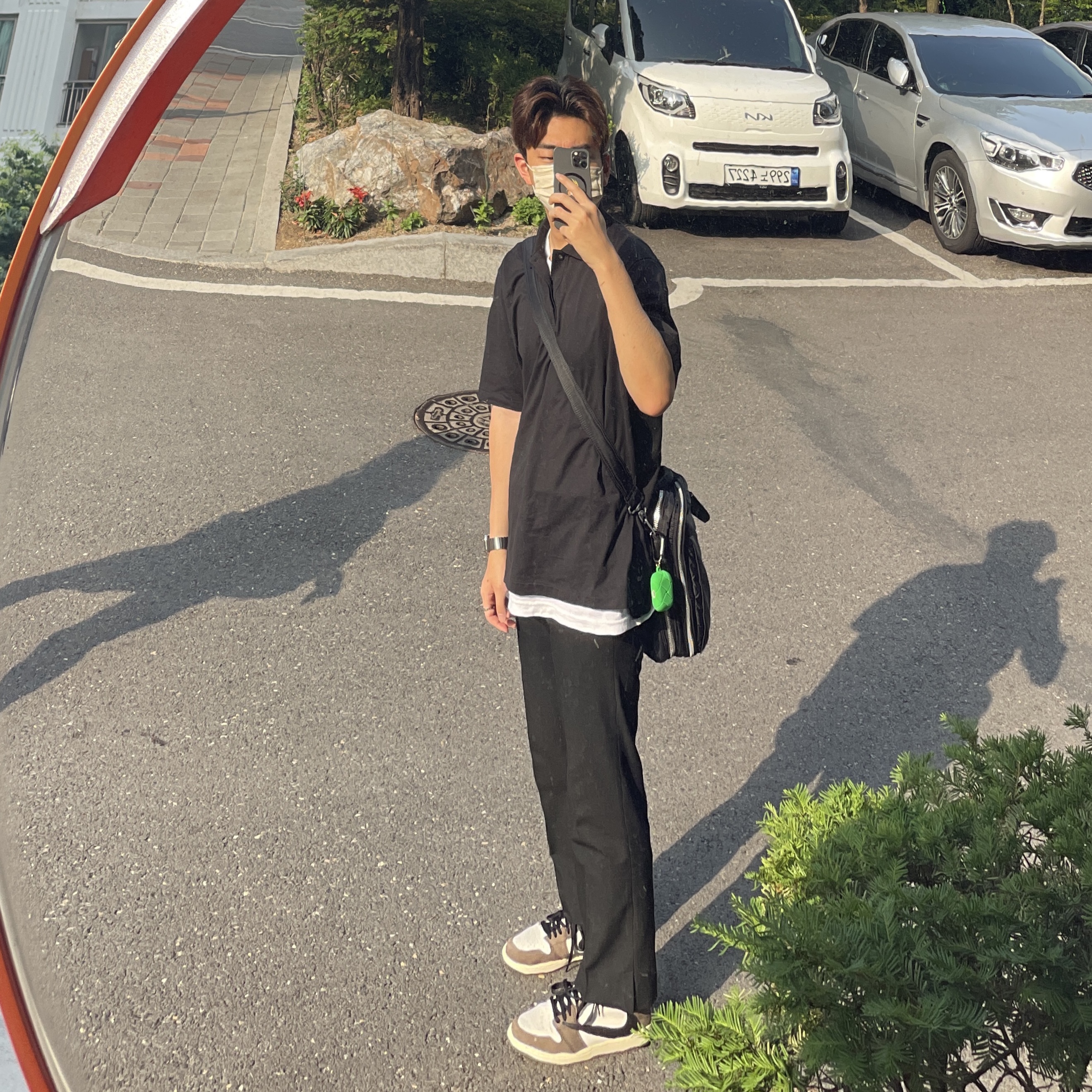 Bottega Veneta AirPods Pro Case Parakeet, Jordan 1 x Travis Scott Retro High OG SP Mocha 착용 스타일