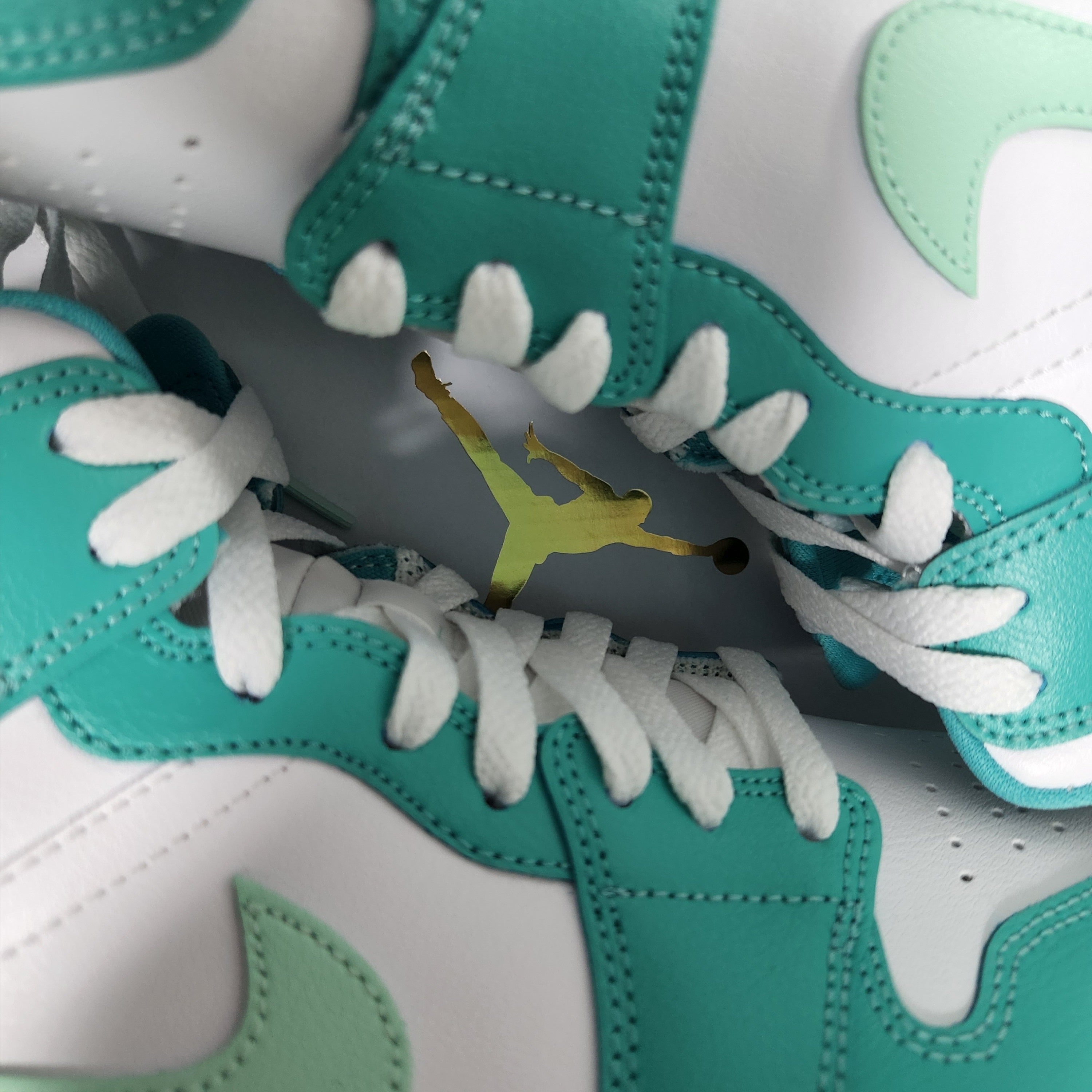 (W) Jordan 1 Mid Washed Teal Mint Foam 착용 스타일 - 1