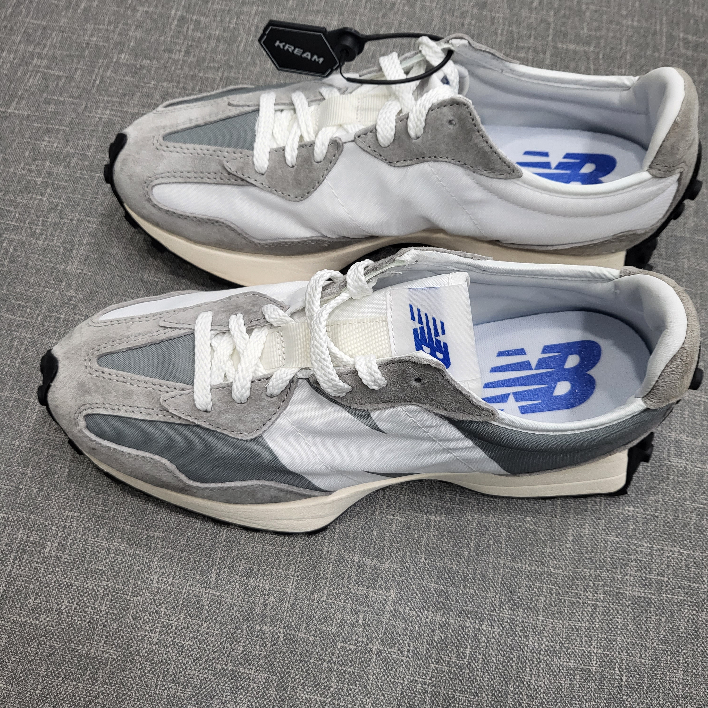 New Balance 327 Grey 착용 스타일