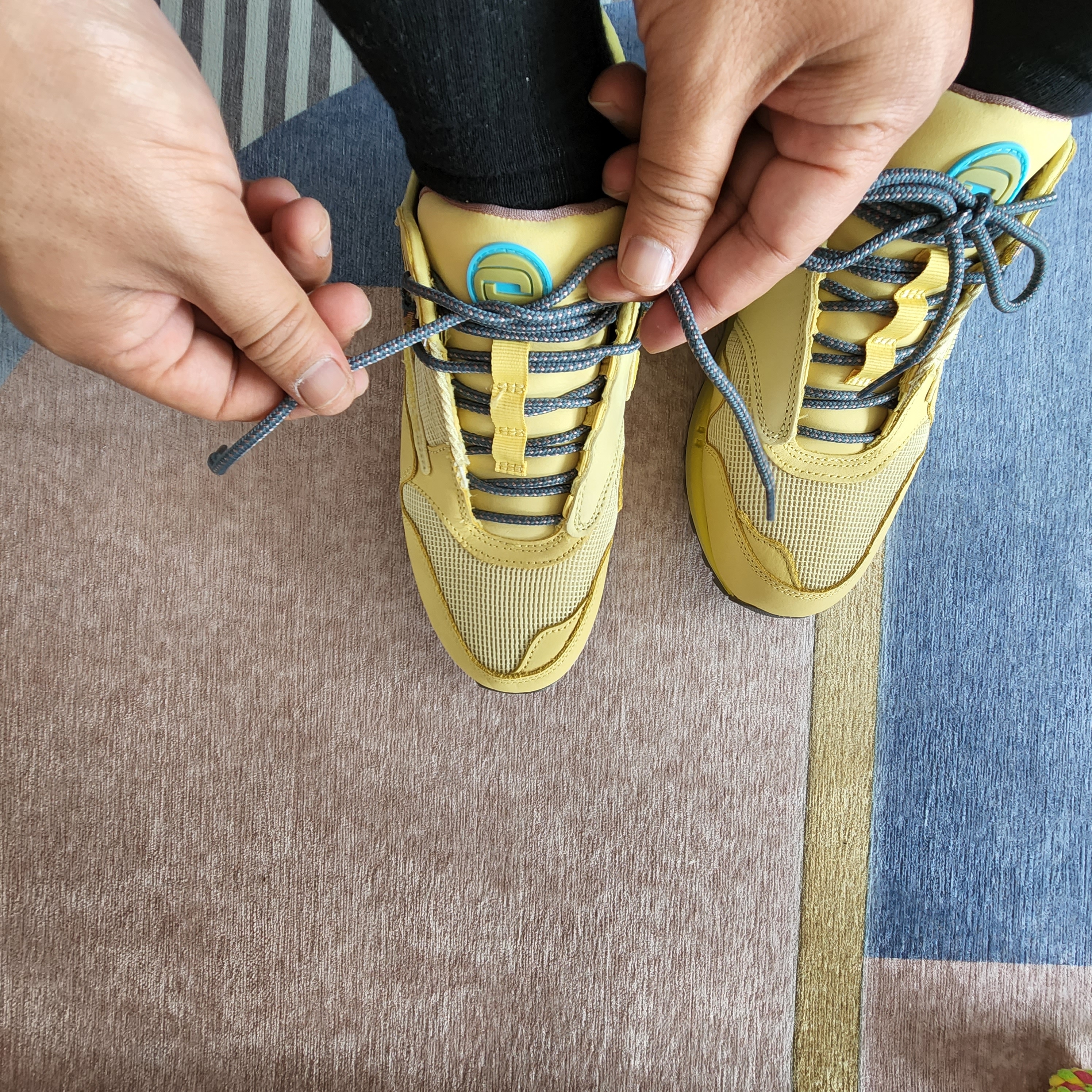 Nike x Travis Scott Air Max 1 Cact.us Gold 착용 스타일 - 2