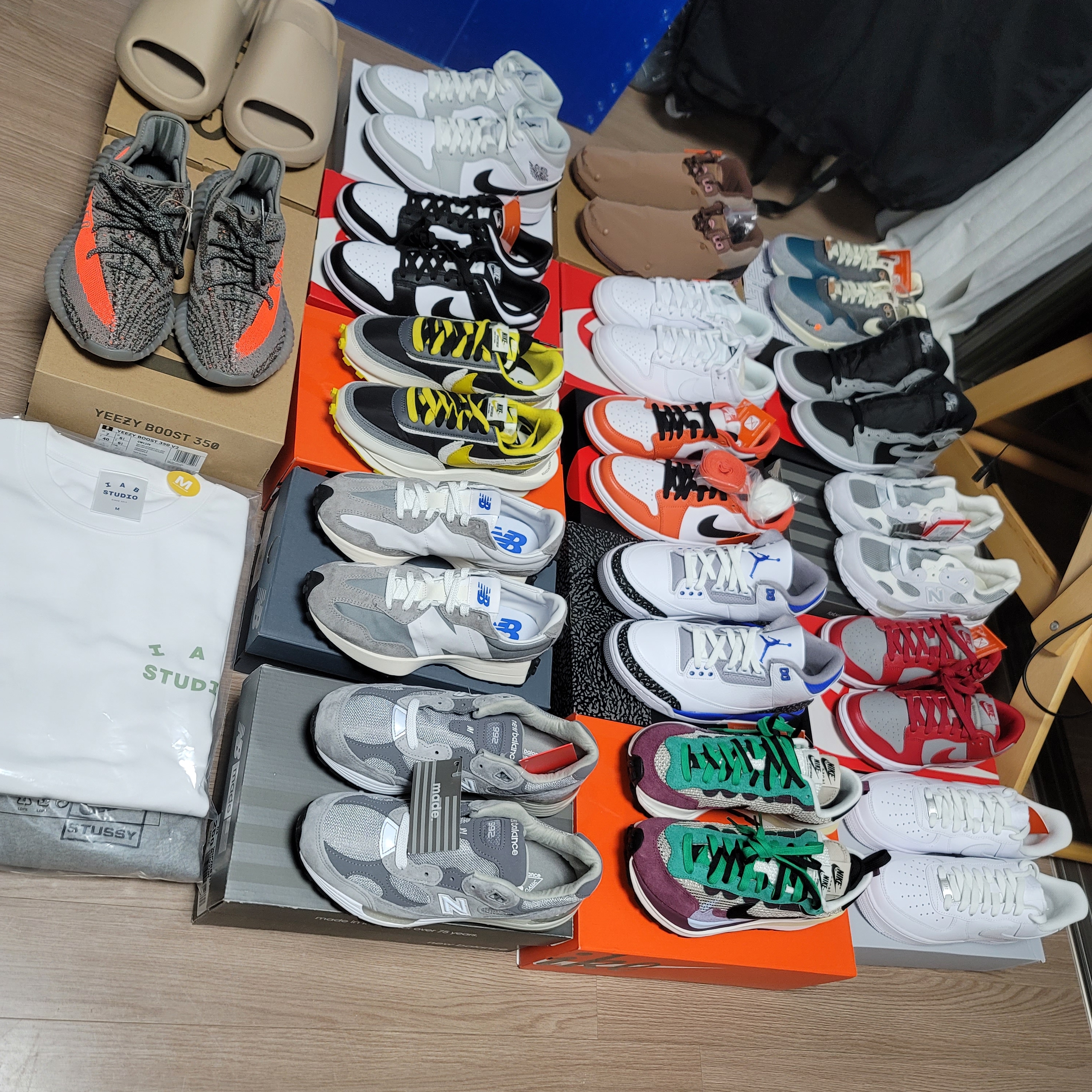 Nike x Sacai VaporWaffle String & Black Villain Red, New Balance 993 Made in USA Grey - D Standard 착용 스타일