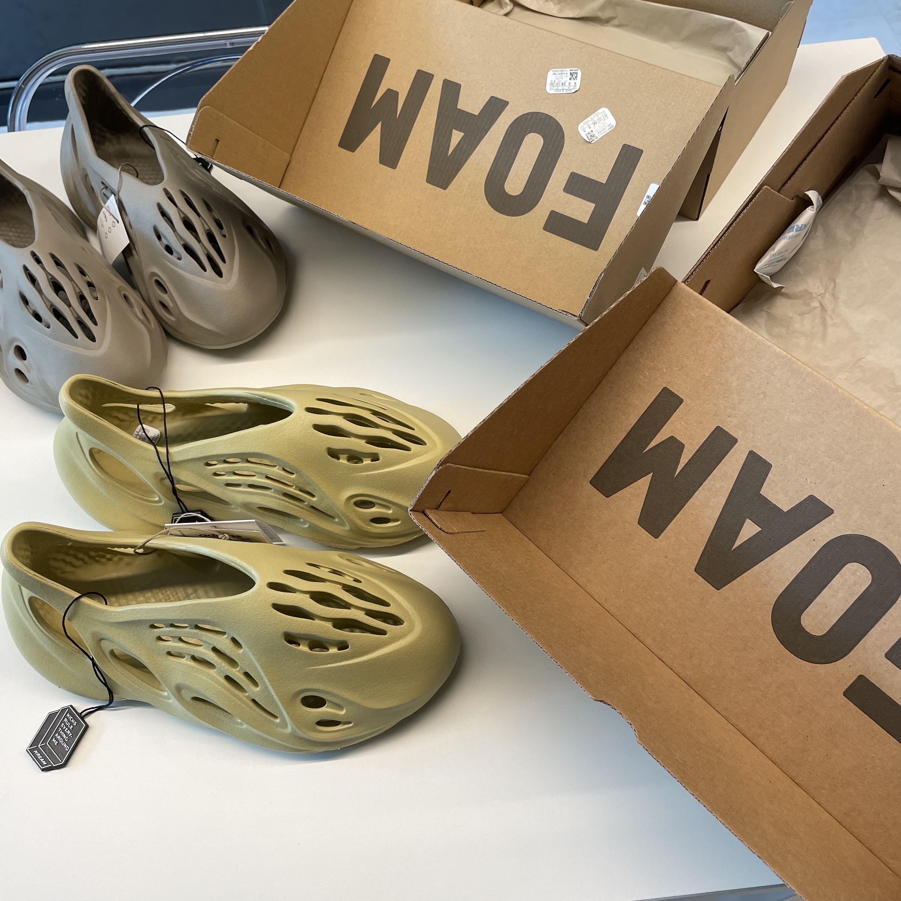 Adidas Yeezy Foam RNNR Stone Sage, Adidas Yeezy Foam RNNR Sulfur 착용 스타일