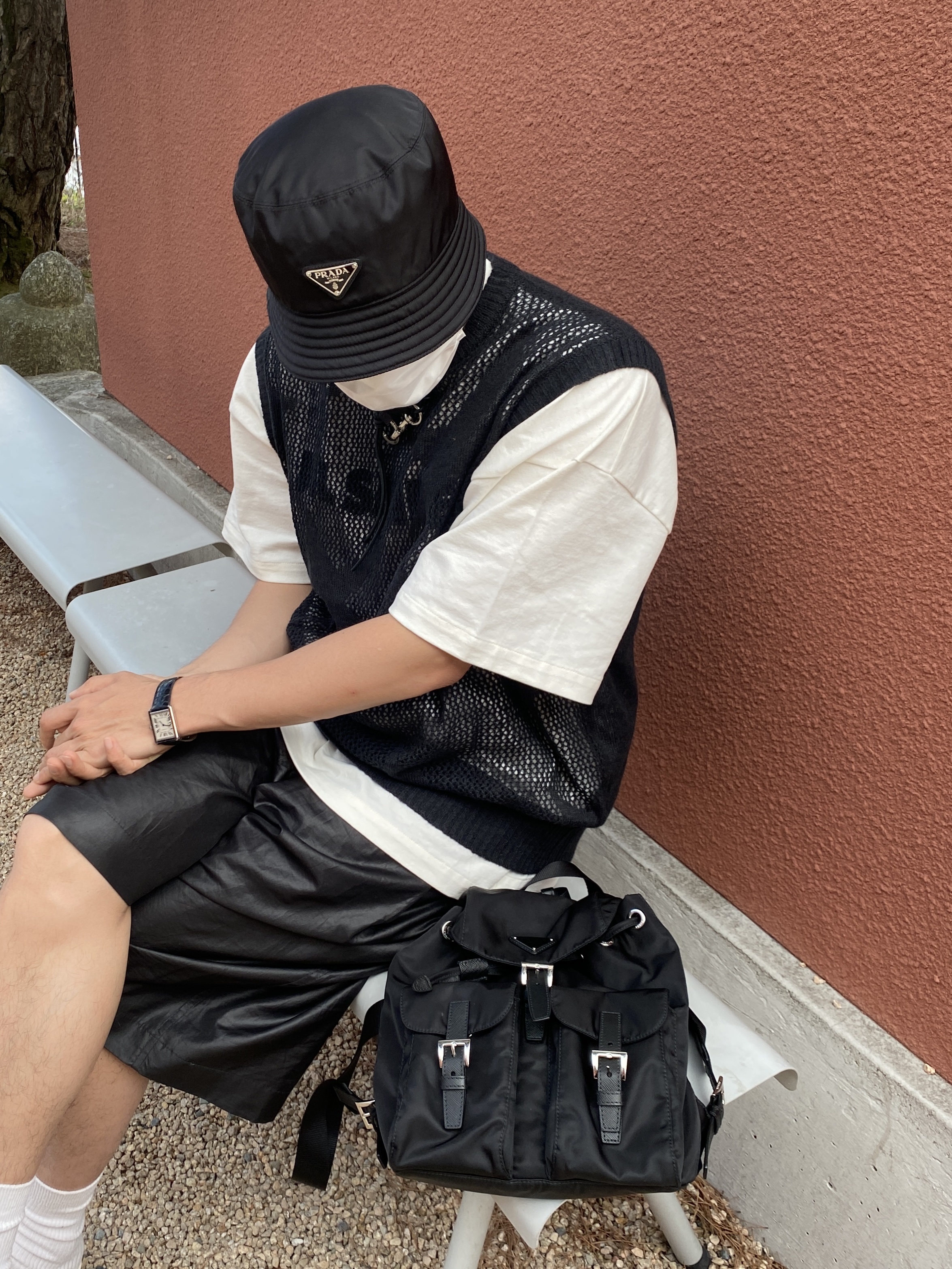 Prada Re-Nylon Bucket Hat Black, Prada Nylon Backpack Black 착용 스타일 - 3