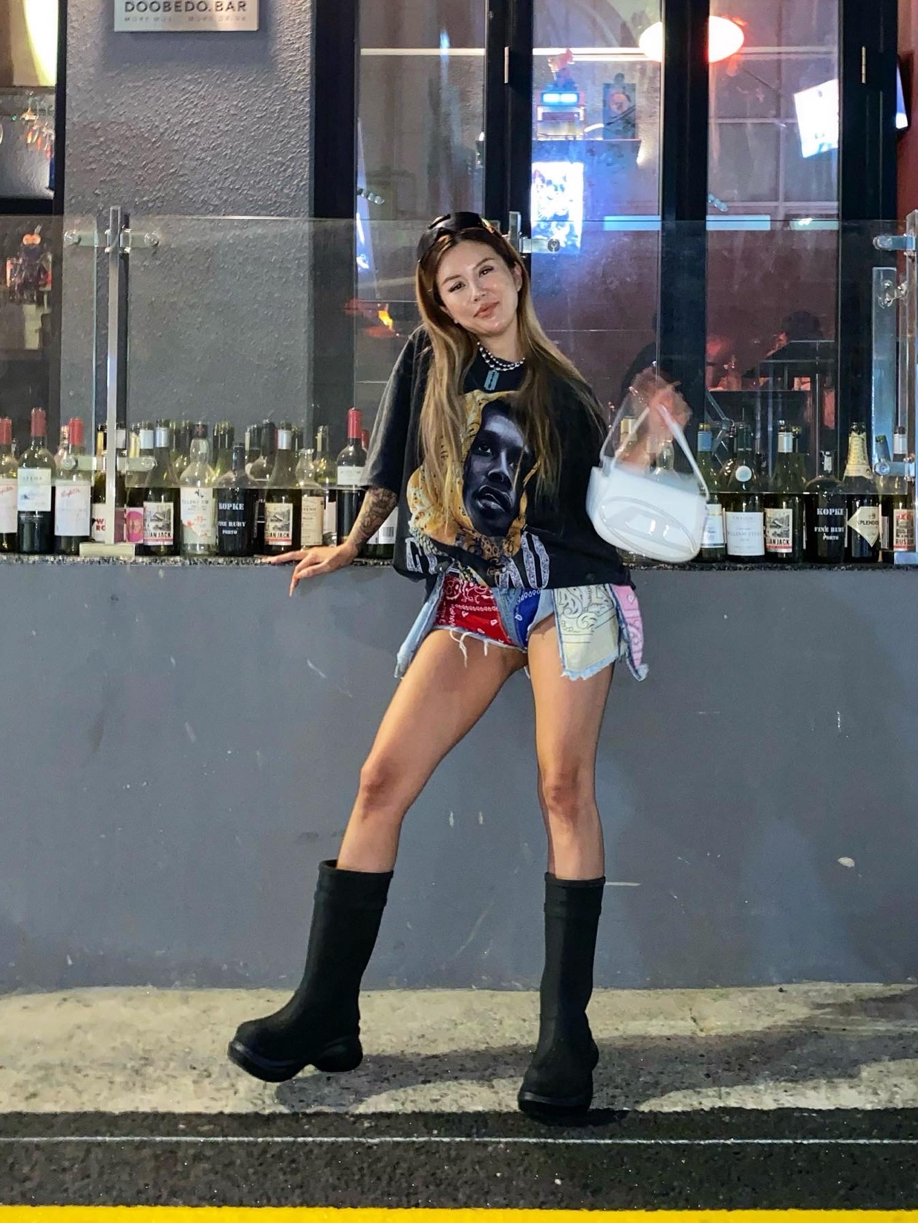 (W) Balenciaga x Crocs Rubber Boot Black 착용 스타일 - 4