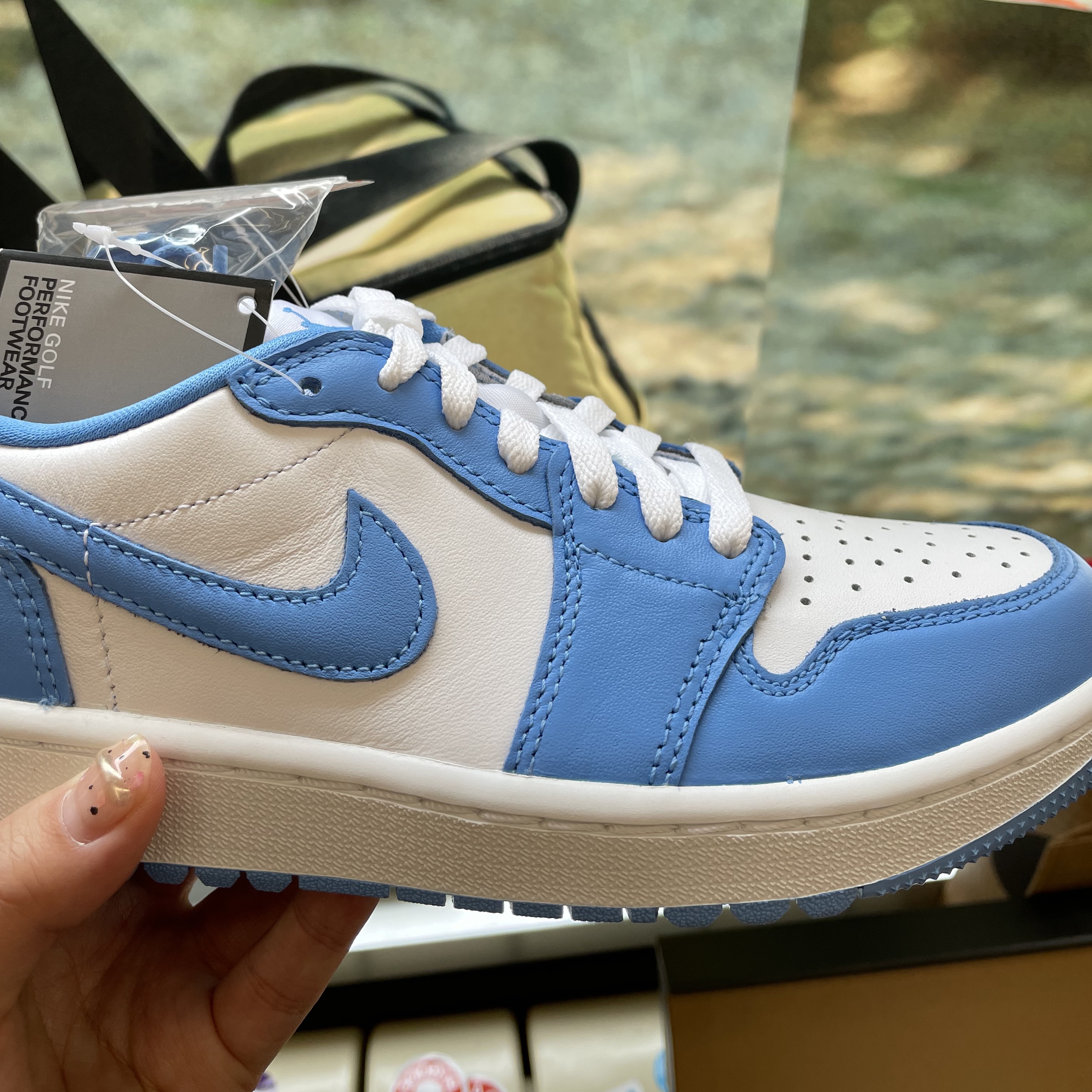 Jordan 1 Low Golf White and University Blue 착용 스타일 - 4