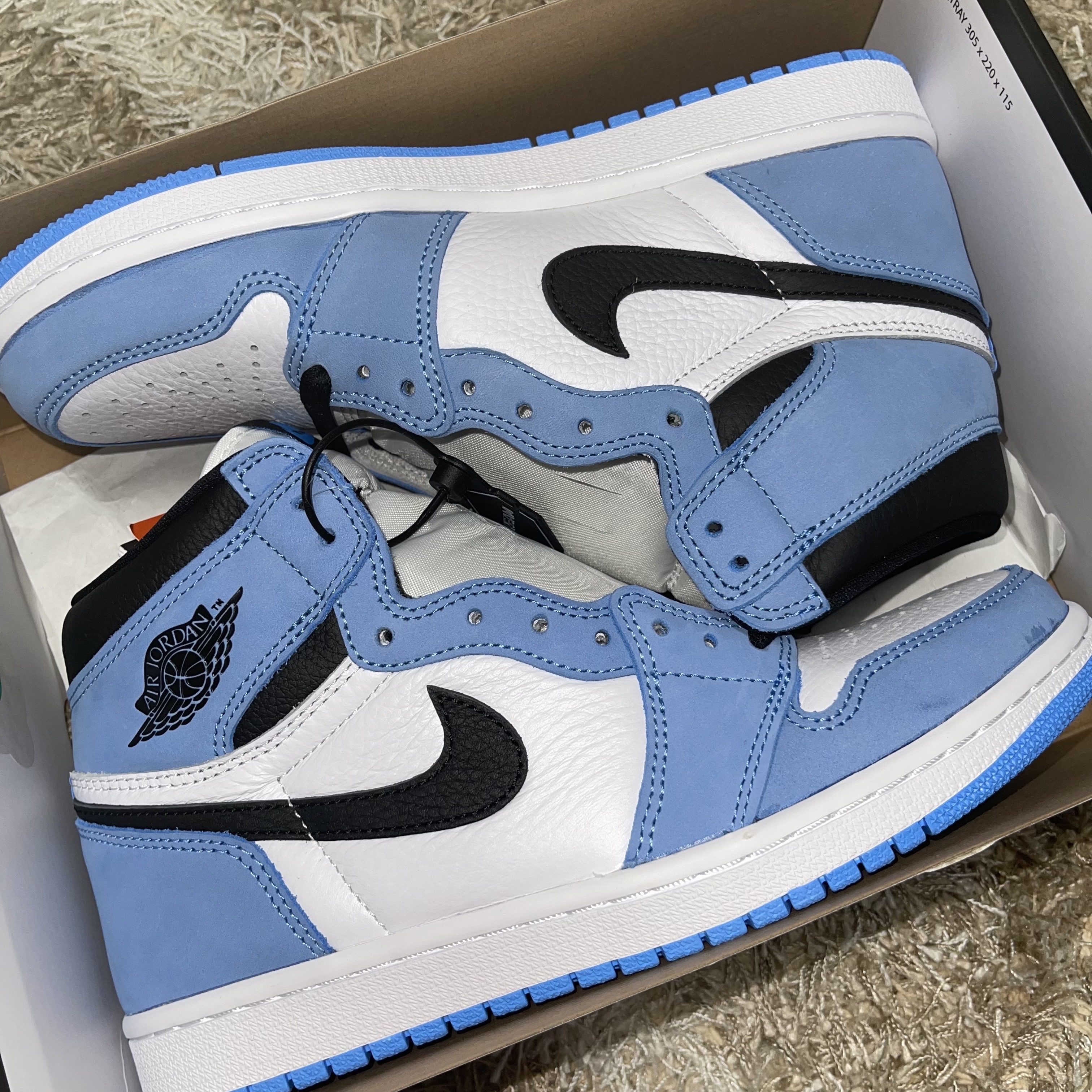 Jordan 1 Retro High OG University Blue 착용 스타일 - 1