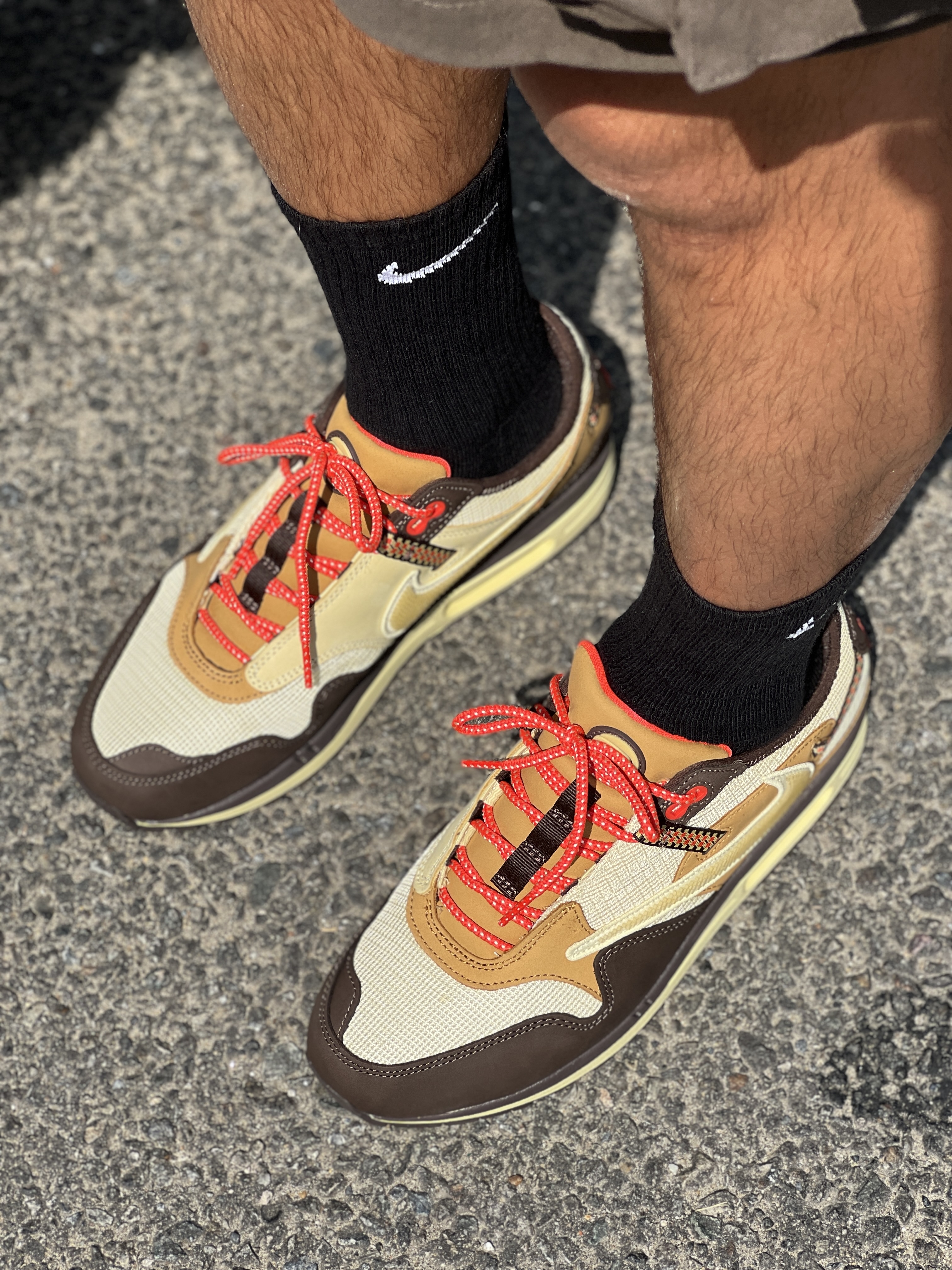 Nike x Travis Scott Air Max 1 Cact.us Brown 착용 스타일 - 1