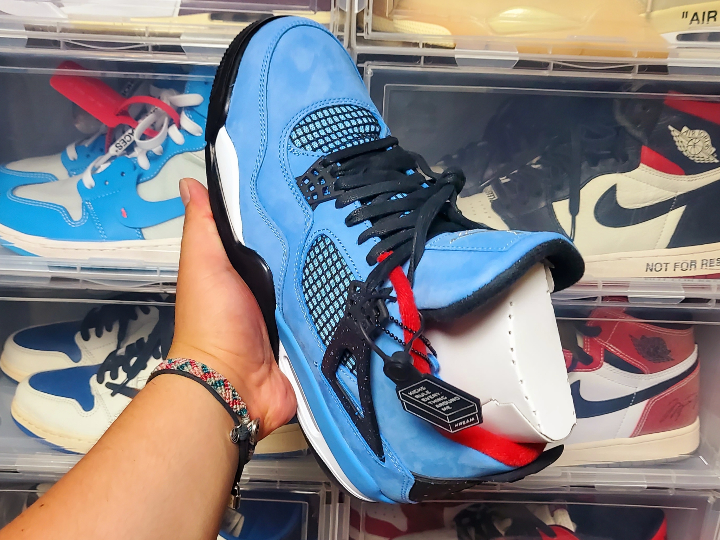 Jordan 4 x Travis Scott Retro Cactus Jack 착용 스타일 - 3