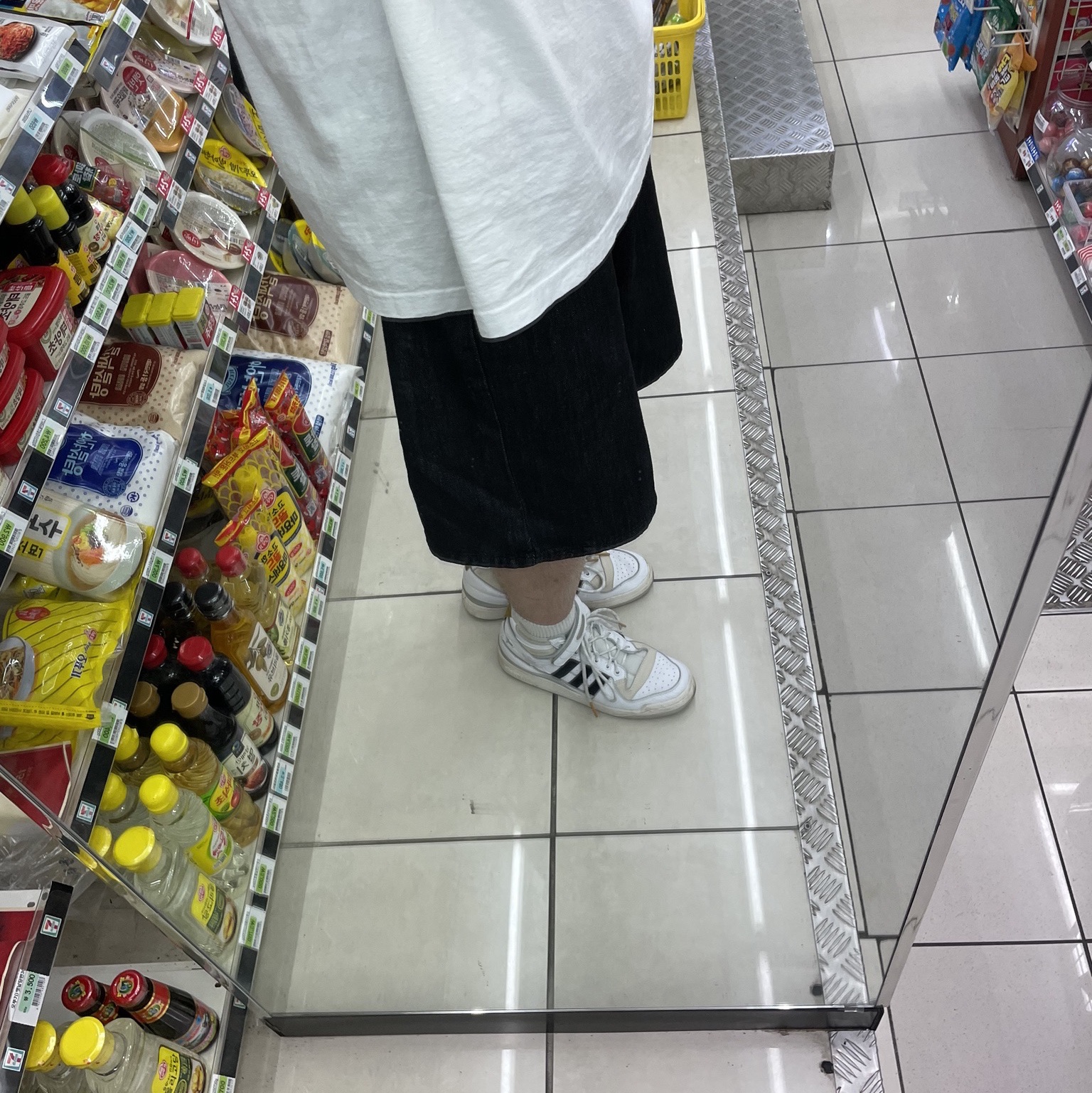 Adidas x Beyonce Ivy Park Forum Mid White Mesa 착용 스타일