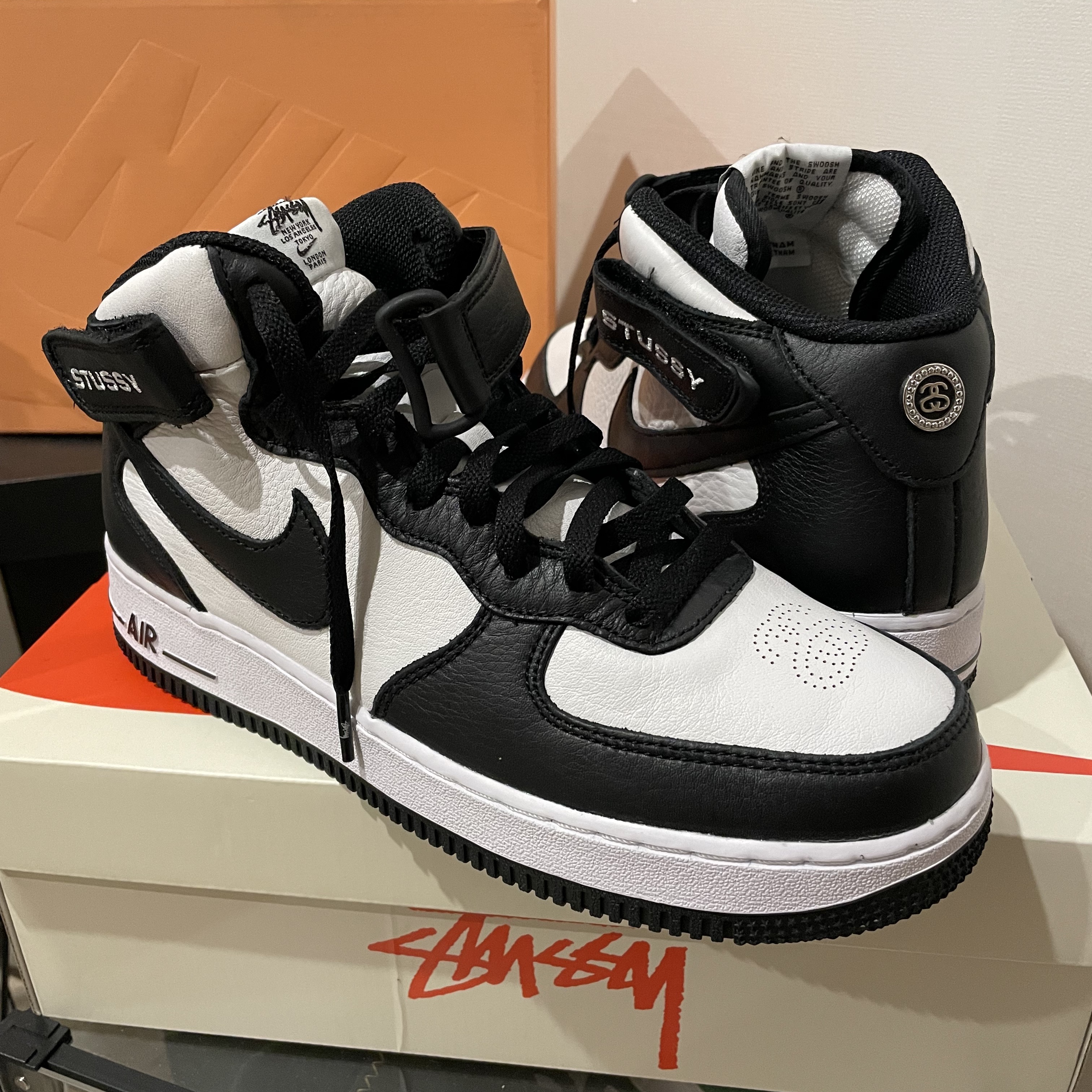 Nike x Stussy Air Force 1 '07 Mid SP Black and Light Bone, Jordan 1 Retro High OG CO.JP Midnight Navy 착용 스타일 - 1
