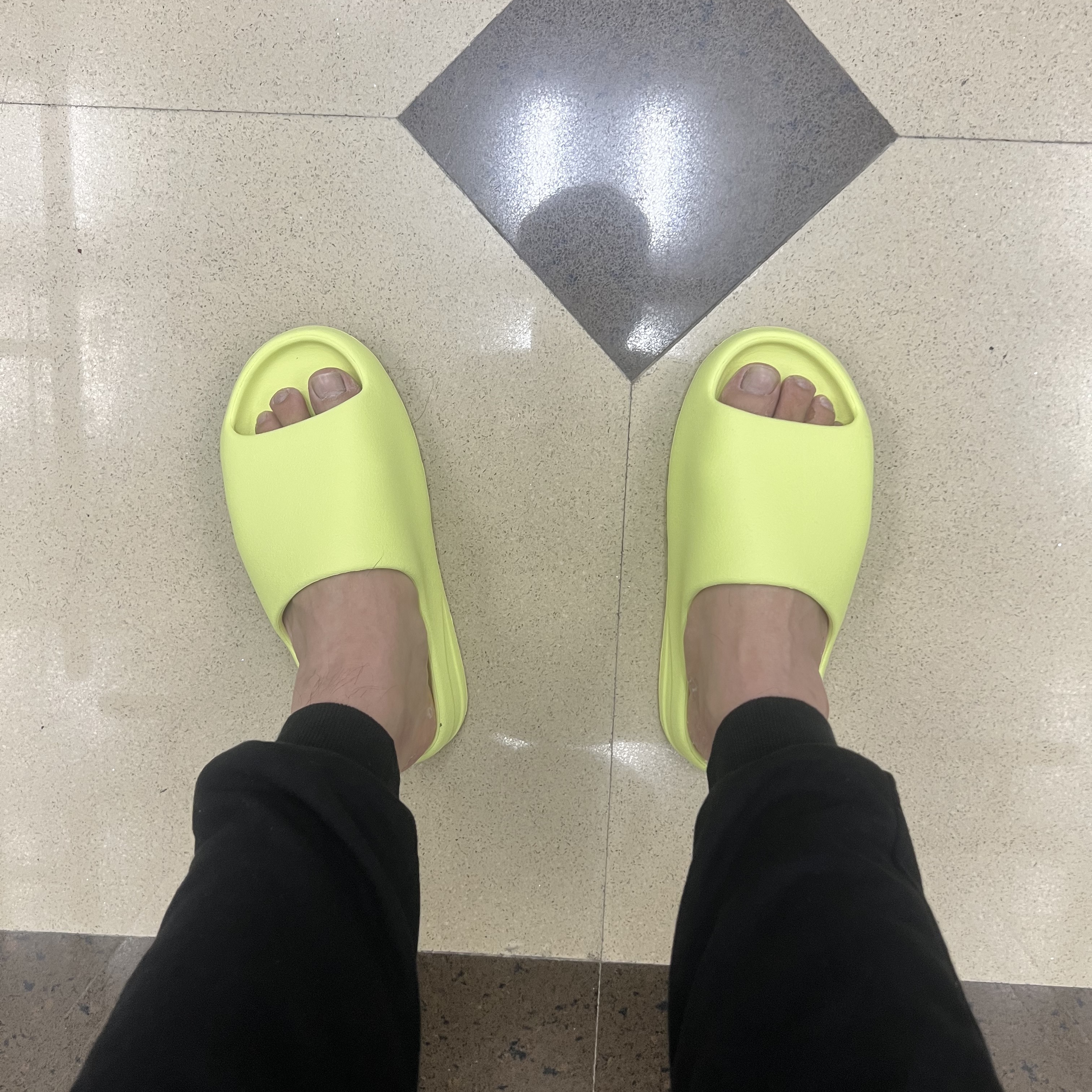 Adidas Yeezy Slide Glow Green 2022/2023, Stussy Billiards T-Shirt Black 착용 스타일 - 2