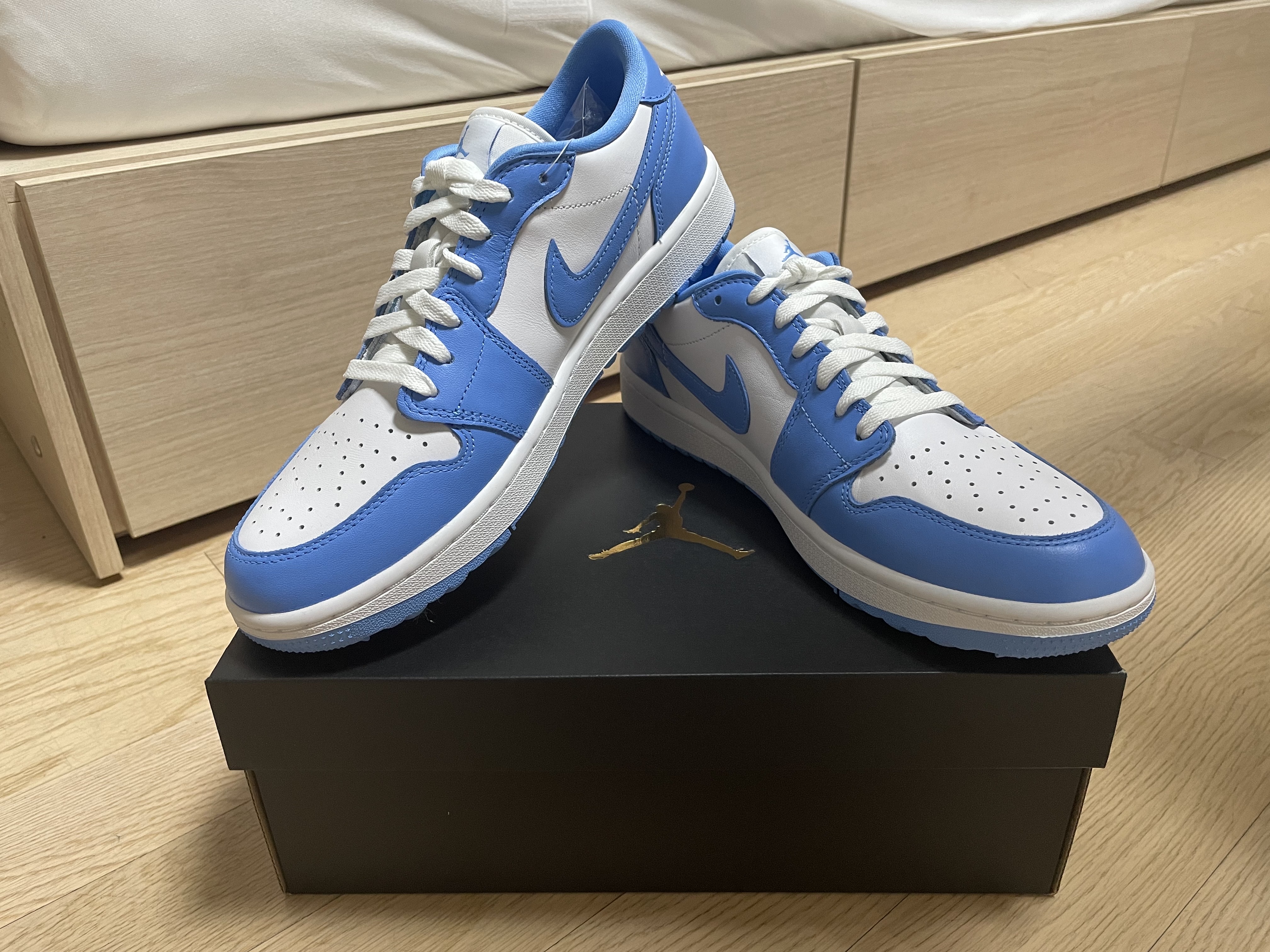 Jordan 1 Low Golf White and University Blue 착용 스타일 - 1