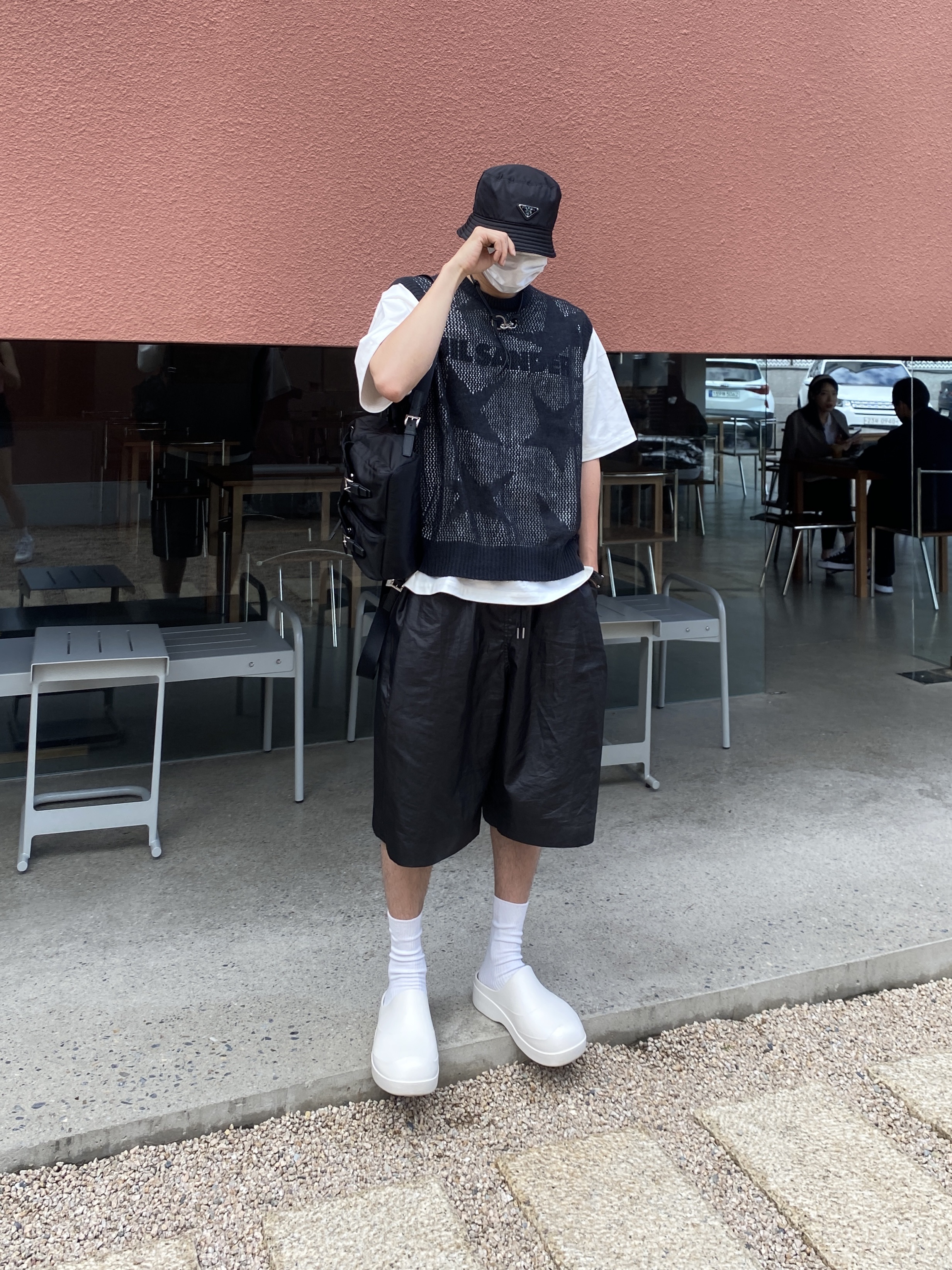 Prada Re-Nylon Bucket Hat Black, Prada Nylon Backpack Black 착용 스타일 - 5