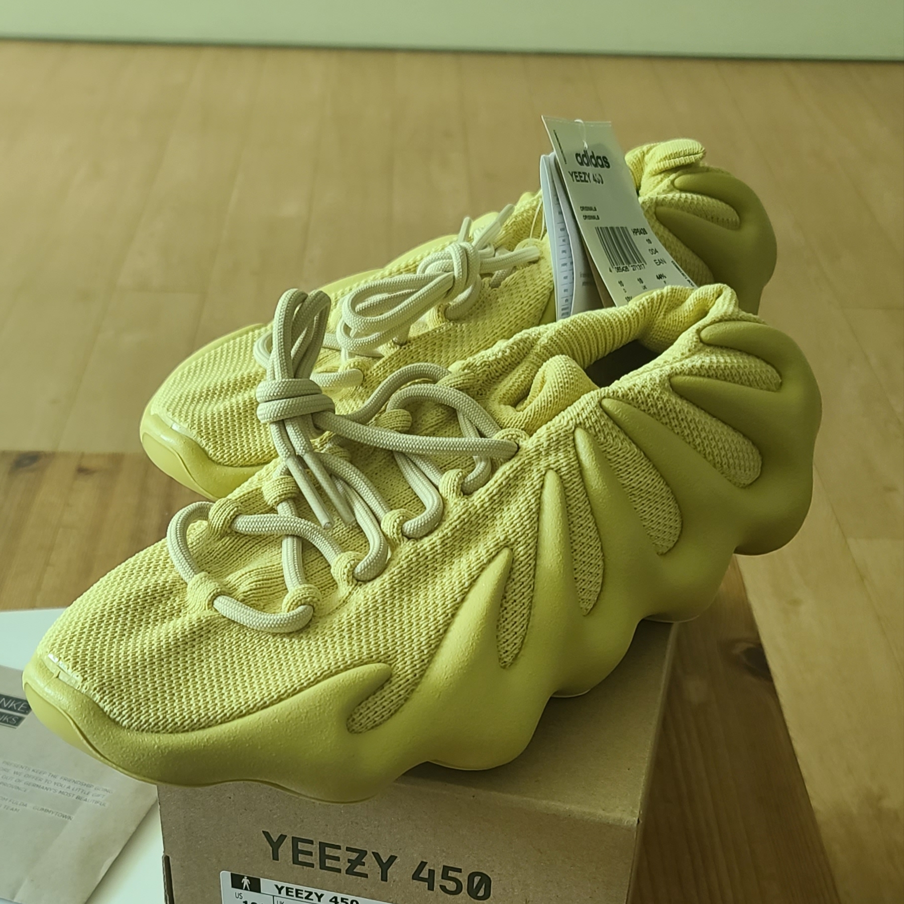 Adidas Yeezy 450 Sulfur 착용 스타일