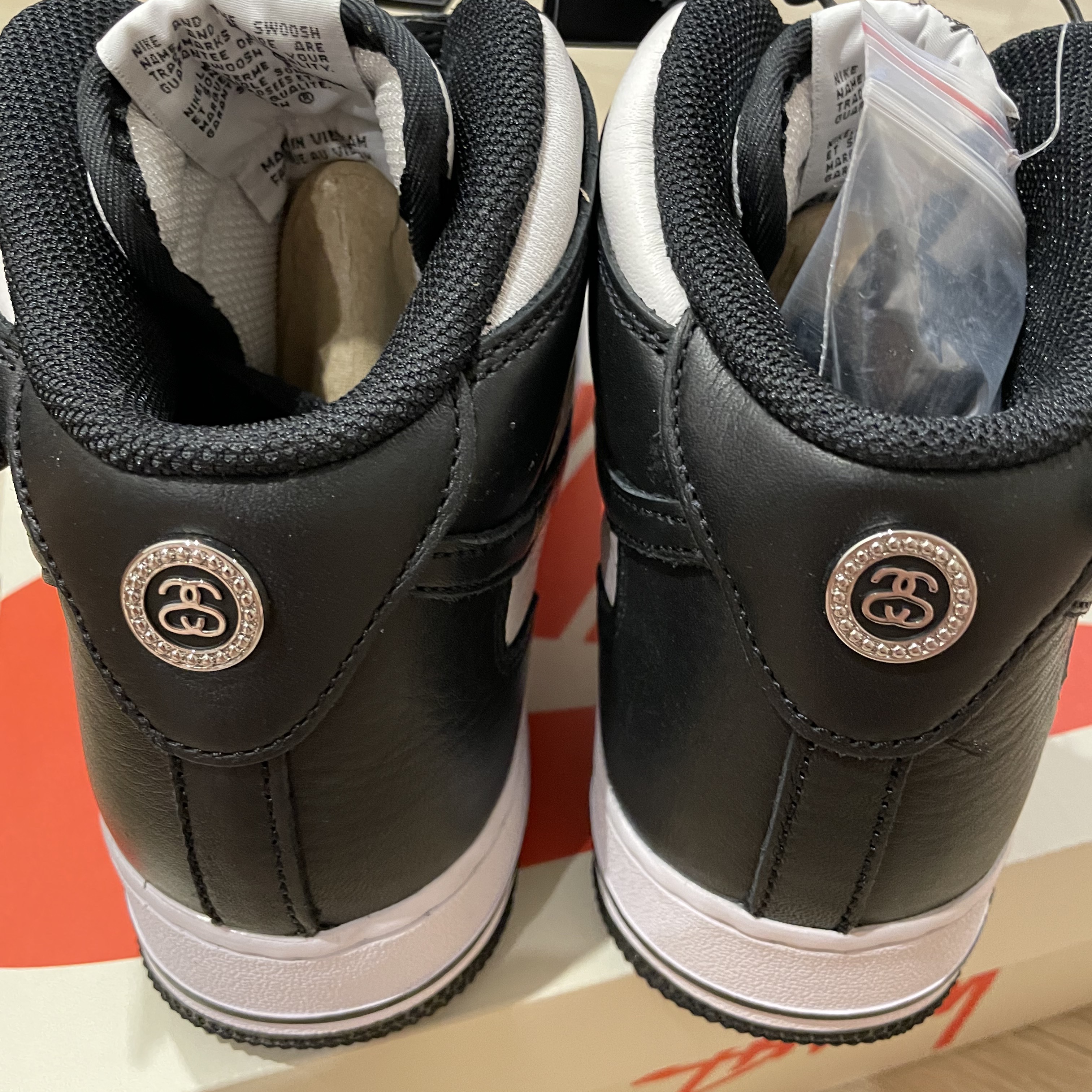 Nike x Stussy Air Force 1 '07 Mid SP Black and Light Bone, Jordan 1 Retro High OG CO.JP Midnight Navy 착용 스타일 - 4