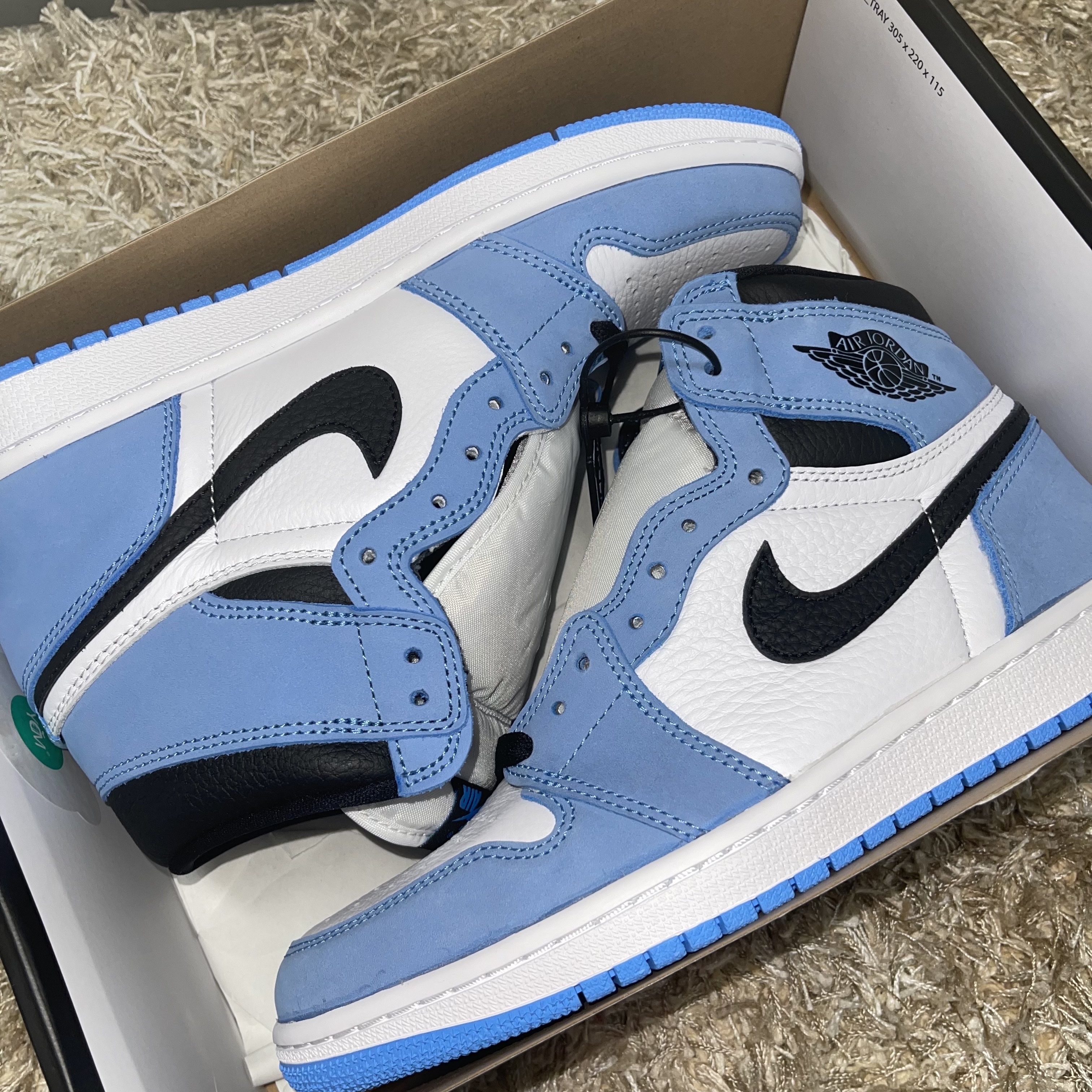 Jordan 1 Retro High OG University Blue 착용 스타일 - 2