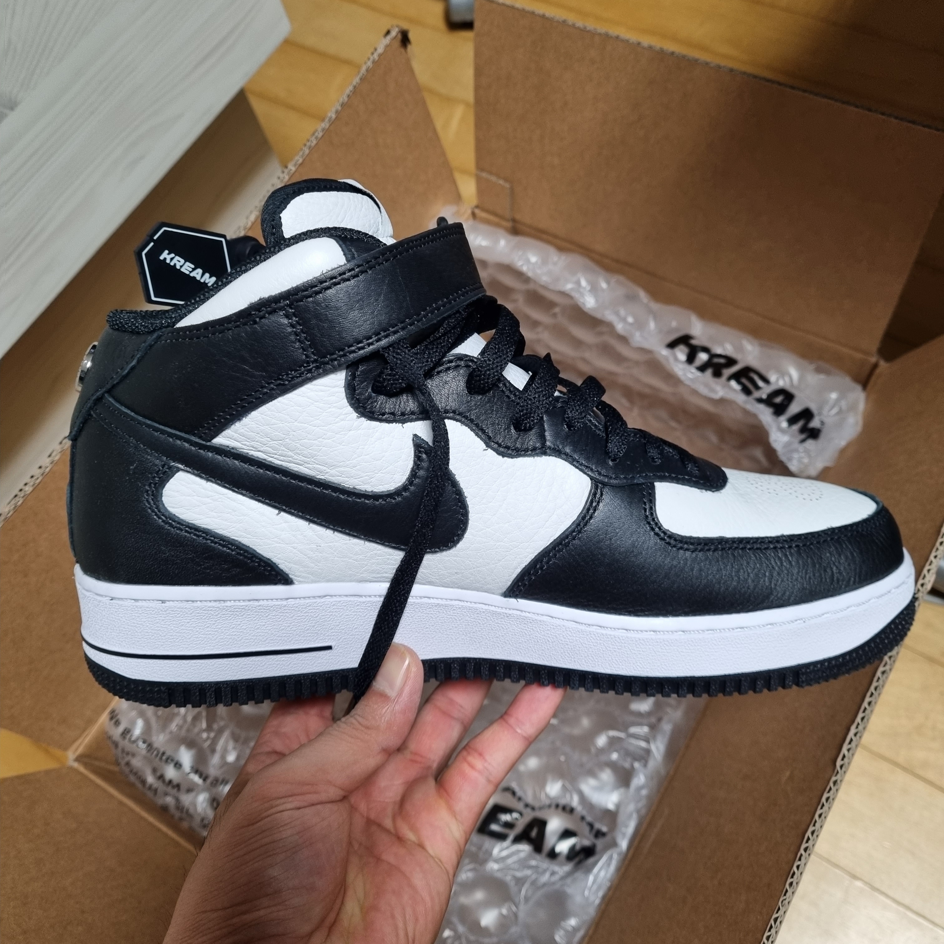 Nike x Stussy Air Force 1 '07 Mid SP Black and Light Bone 착용 스타일