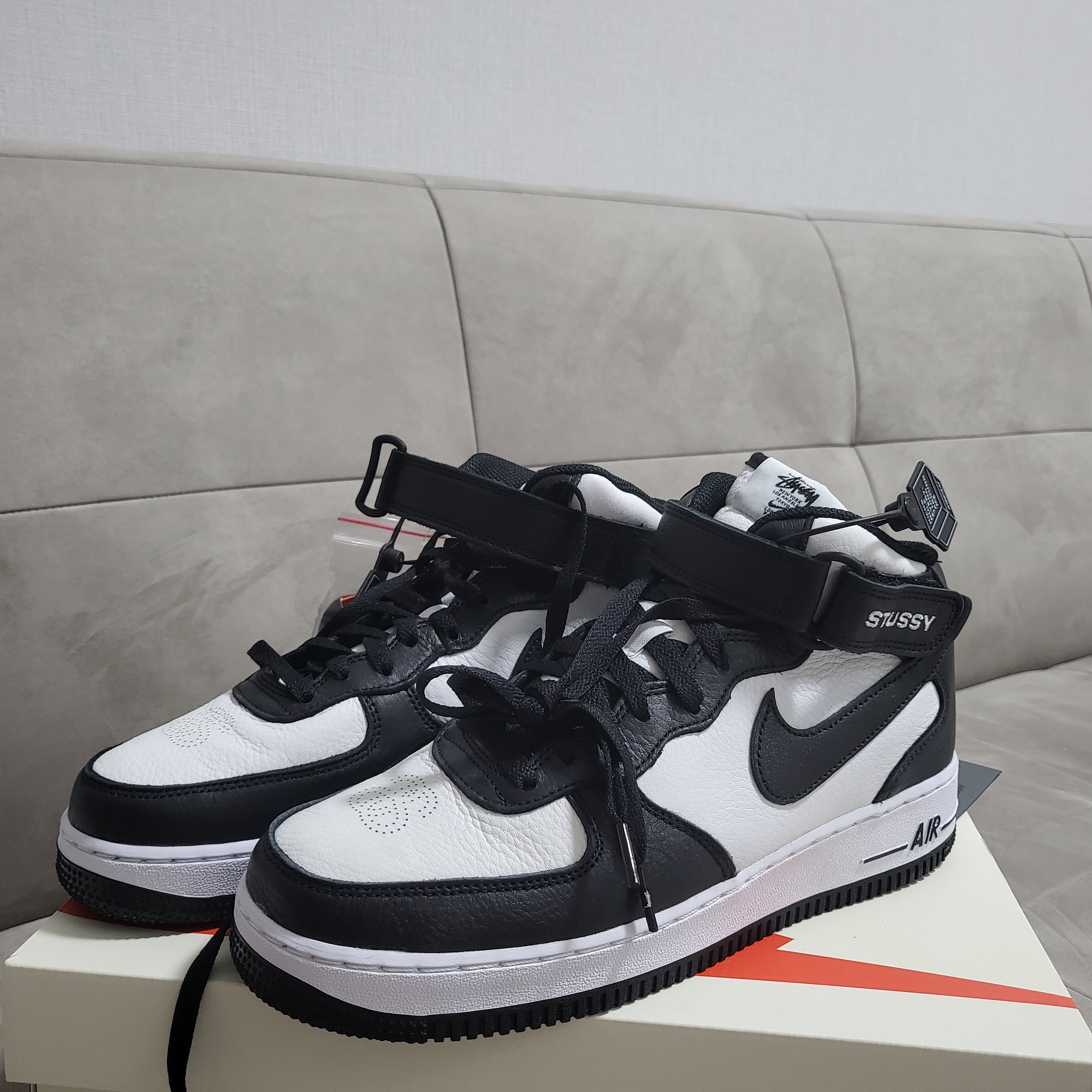 Nike x Stussy Air Force 1 '07 Mid SP Black and Light Bone 착용 스타일