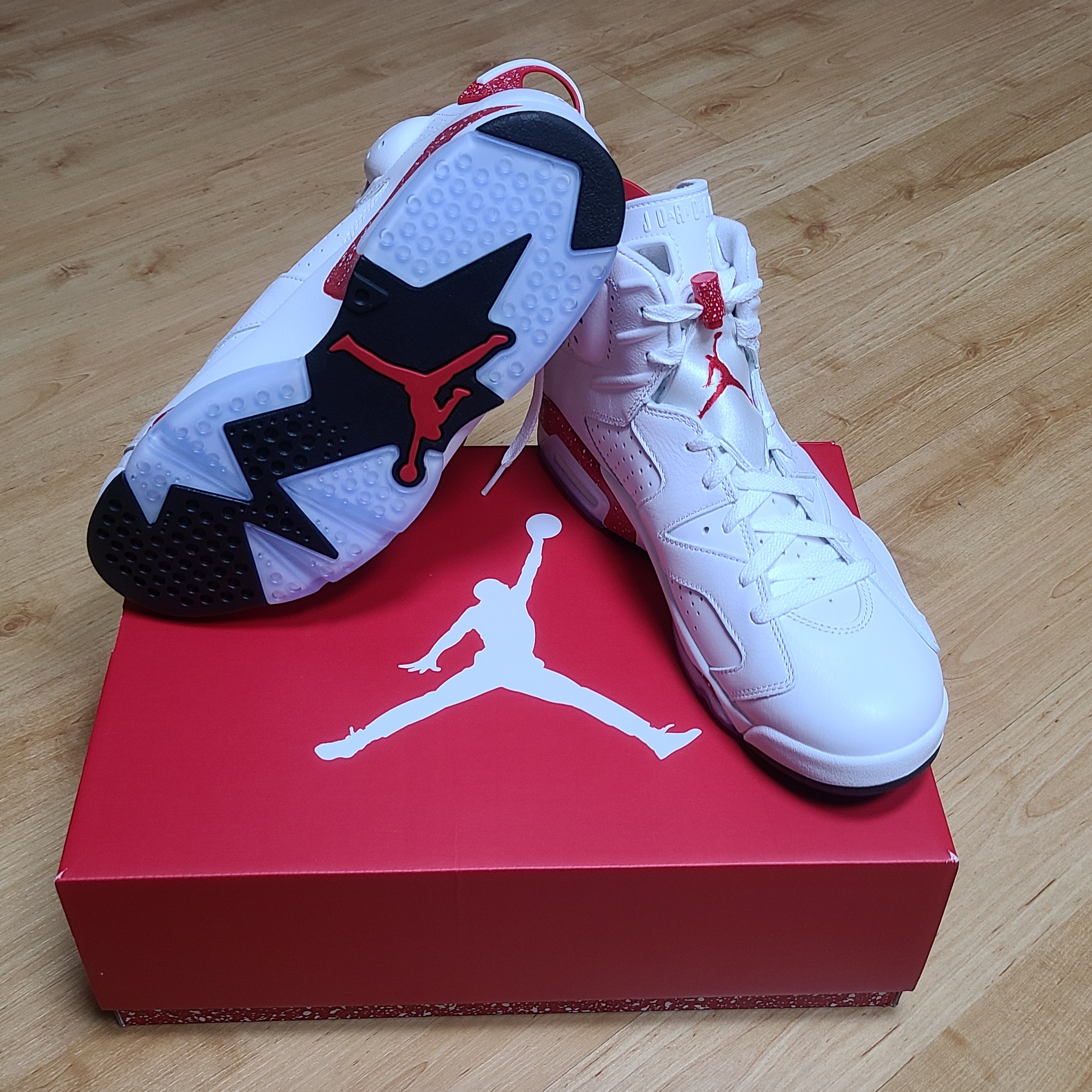Jordan 6 Retro White and University Red 착용 스타일