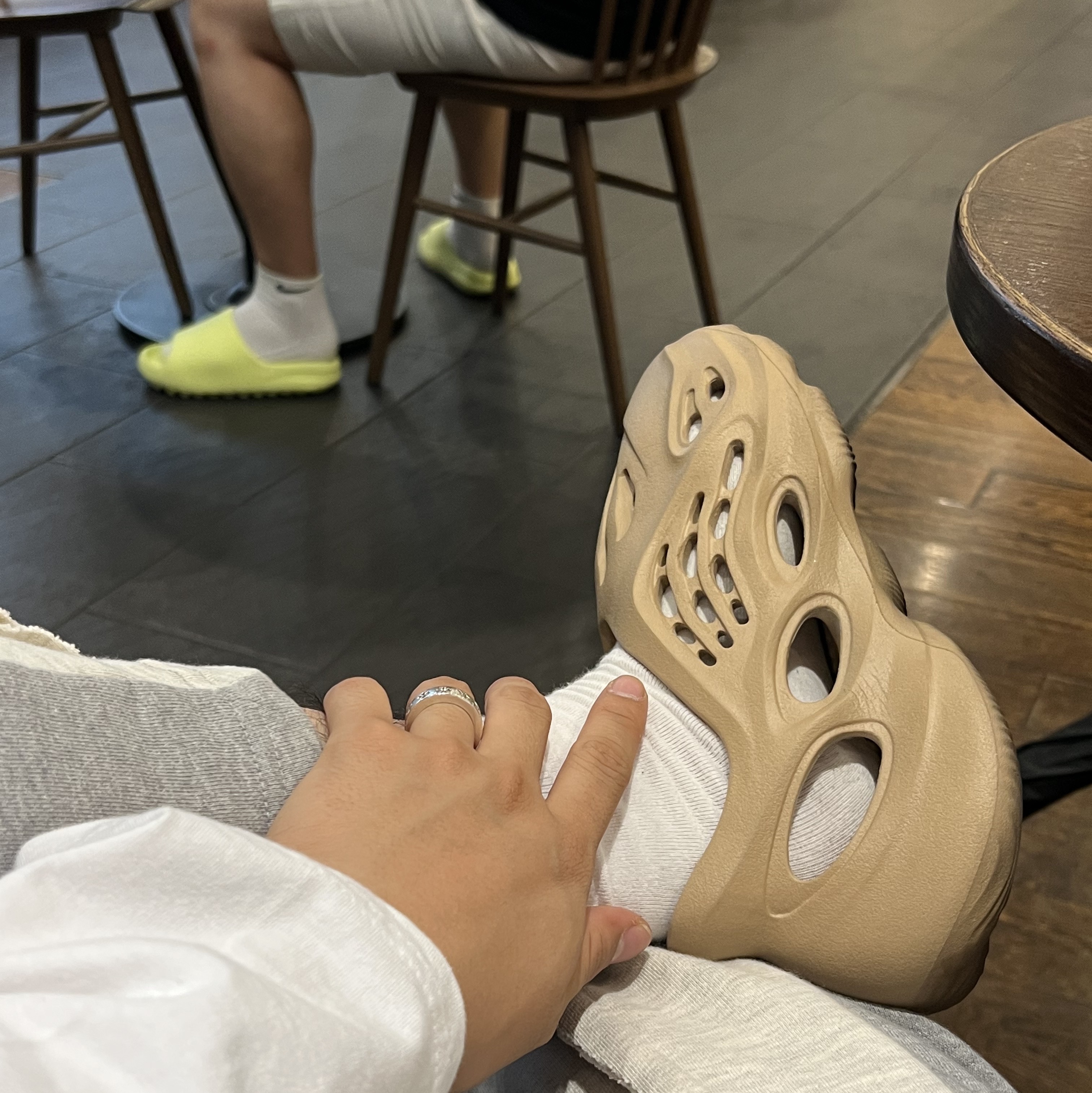 Adidas Yeezy Foam RNNR Ochre, Adidas Yeezy Slide Glow Green 2022/2023 착용 스타일