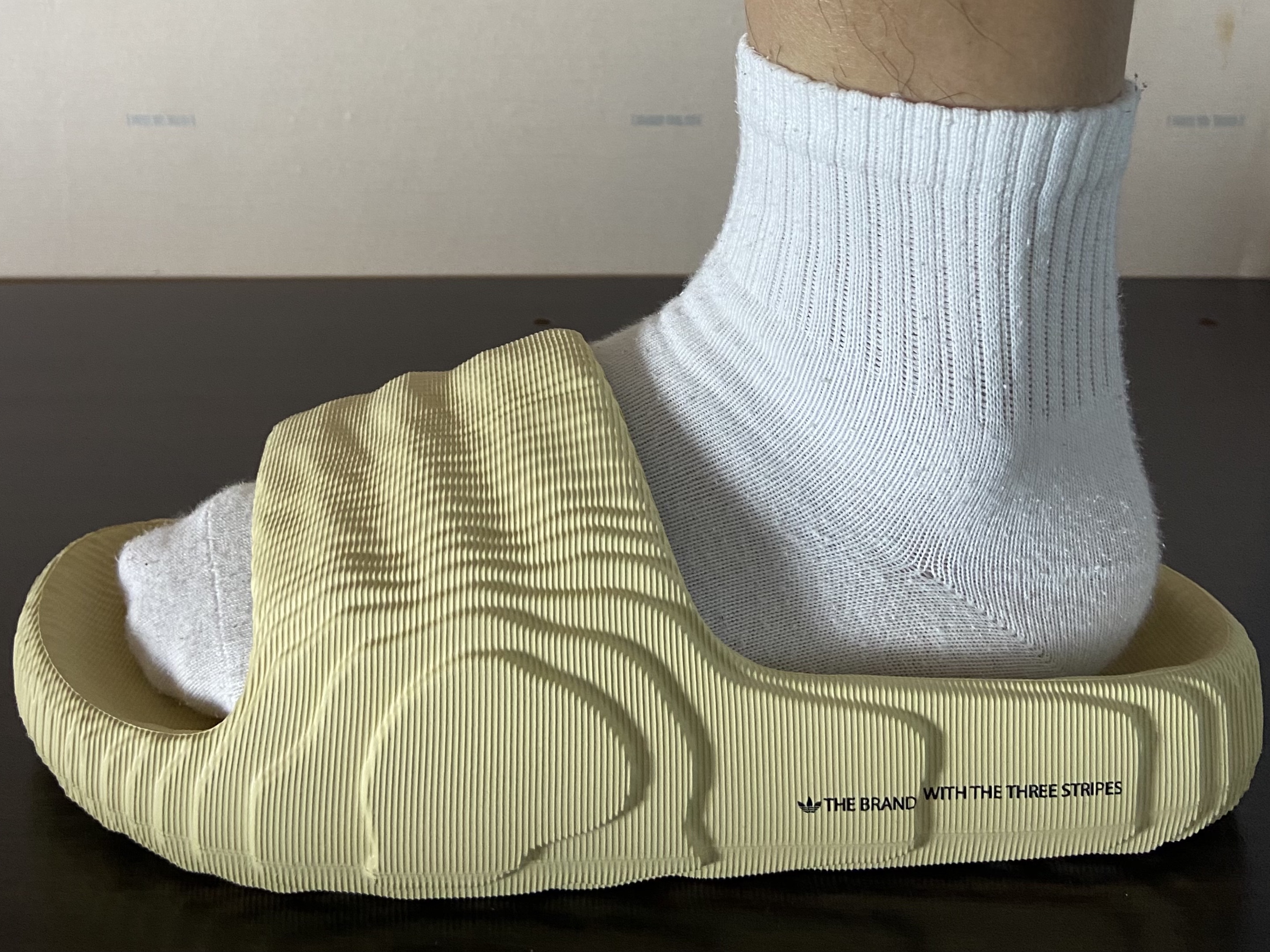 Adidas Adilette 22 Desert Sand 착용 스타일