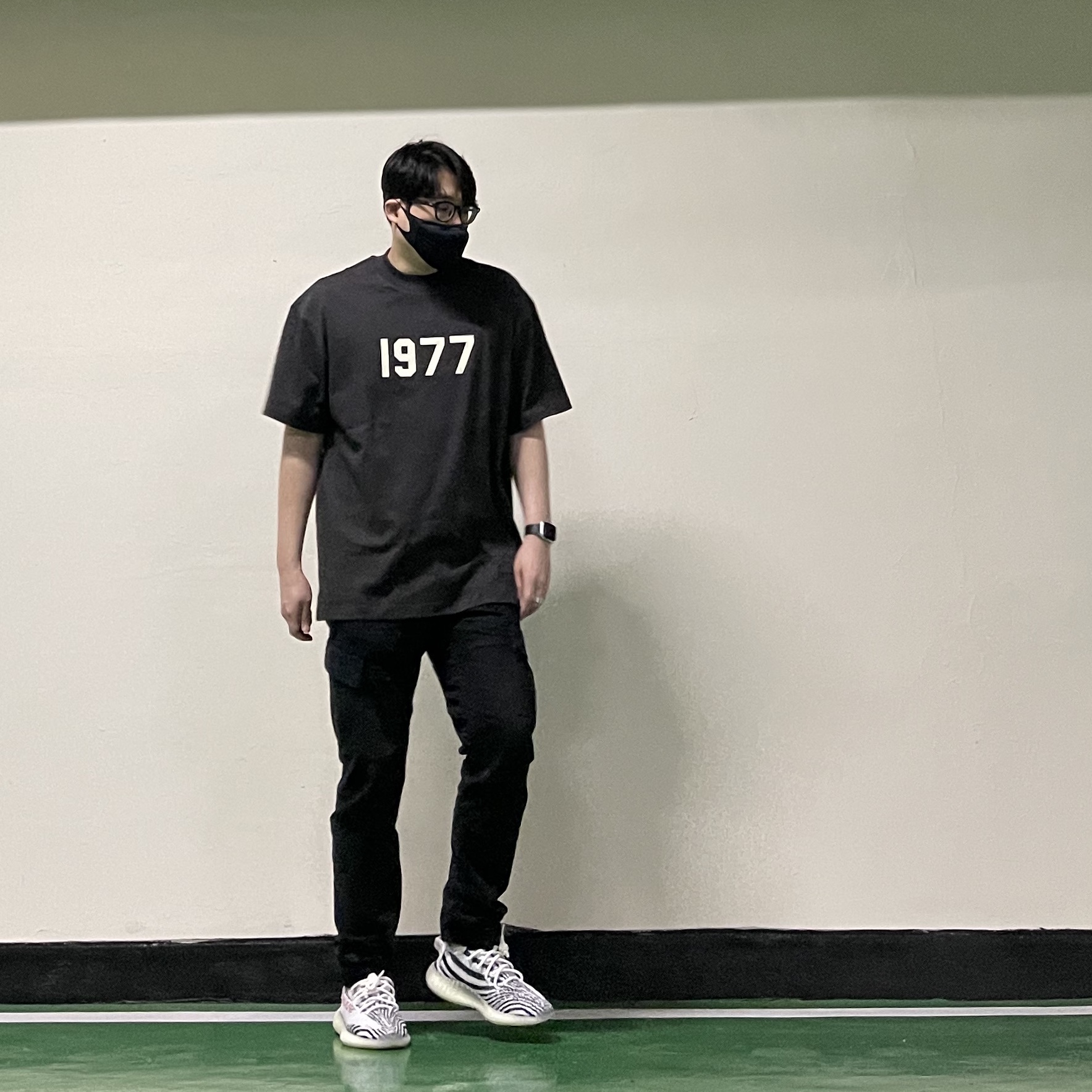 Essentials 1977 T-Shirt Iron - 22SS, C.P. Company Stretch Sateen Cargo Pants Black - 22SS 착용 스타일