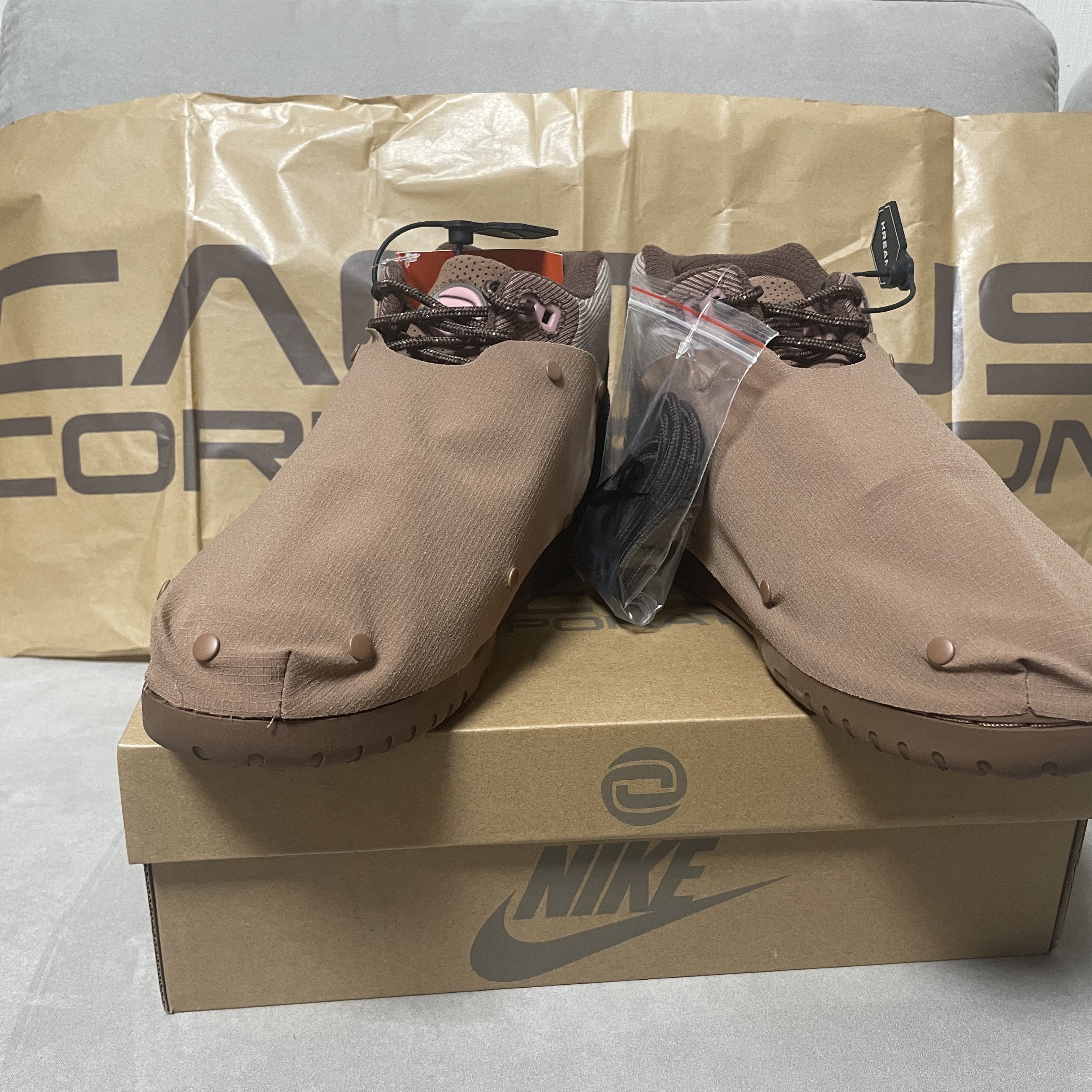 Nike x Travis Scott Air Trainer 1 Archaeo Brown and Rust Pink, Nike x Travis Scott Nike Air Trainer 1 Grey Haze and Dusty Sage 착용 스타일 - 4