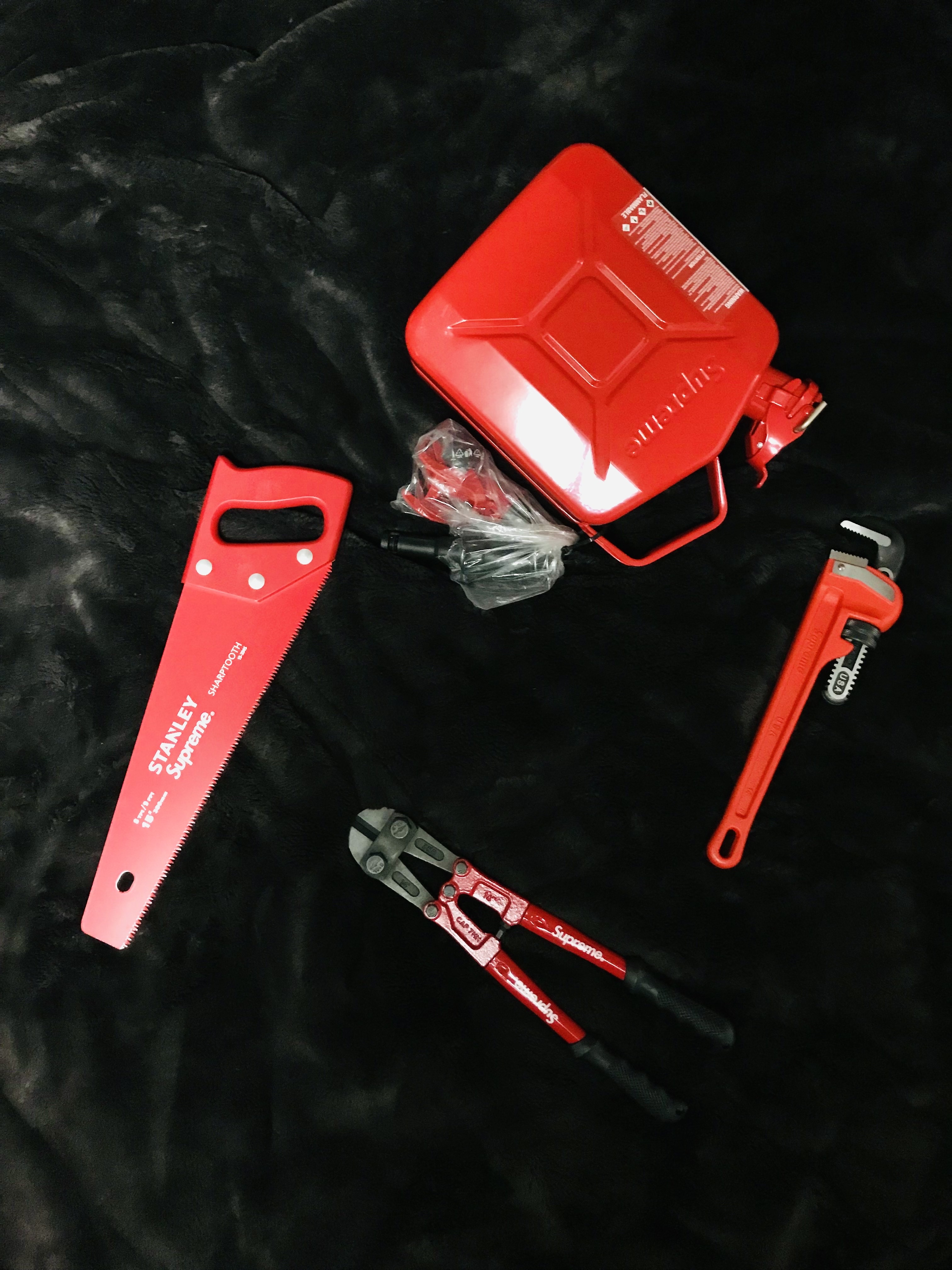 Supreme Stanley 15 Inch Saw Red - 21FW, Supreme Wavian 5L Jerry Can Red - 20FW 착용 스타일