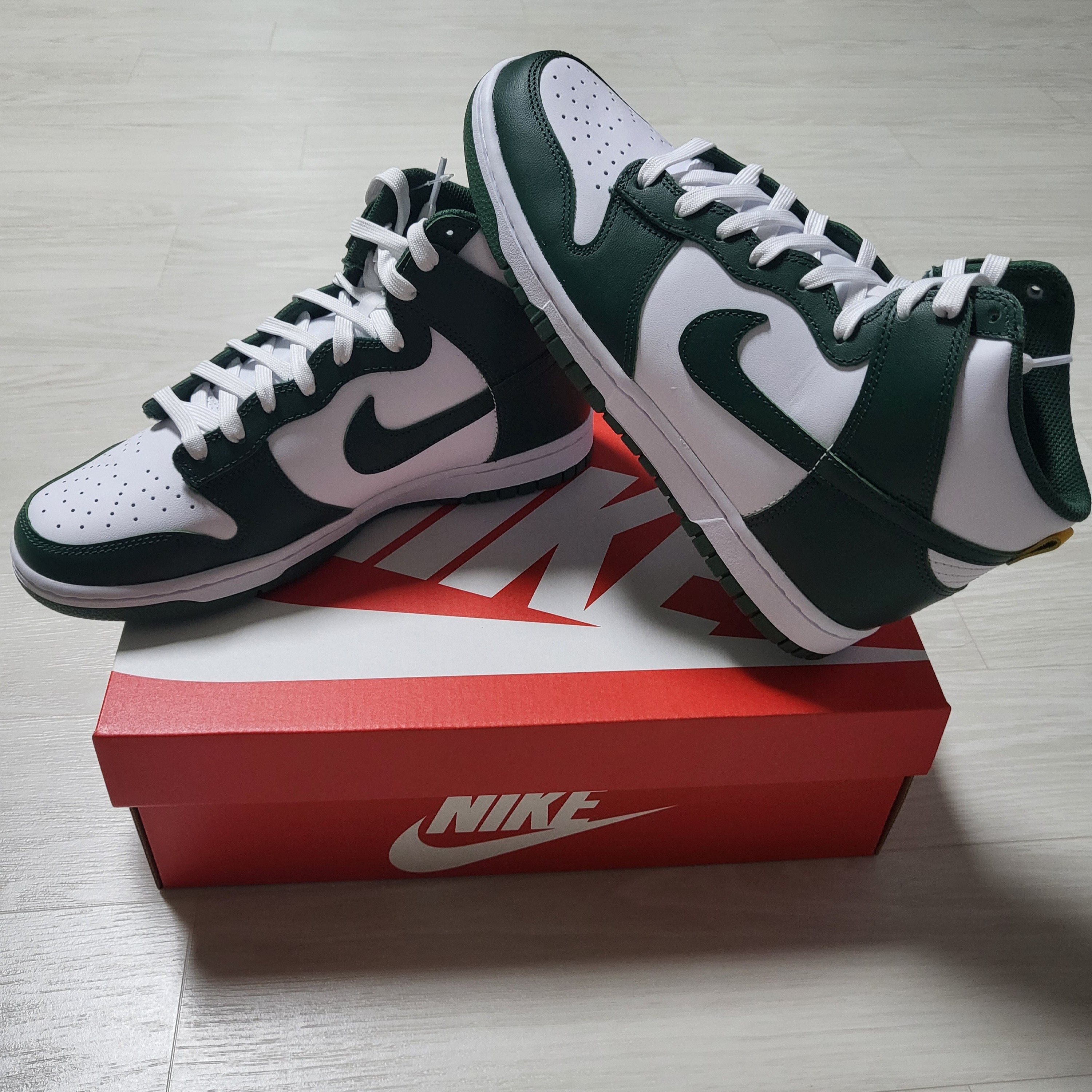 Nike Dunk High Retro Noble Green 착용 스타일 - 2